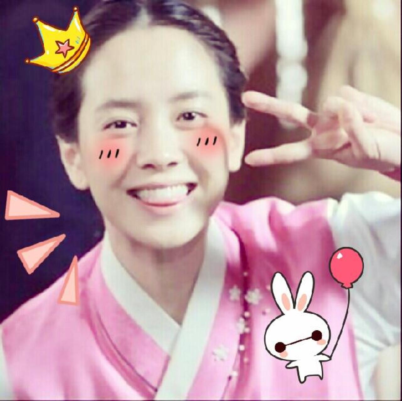 作剪刀手吐舌卖萌的宋智孝头像