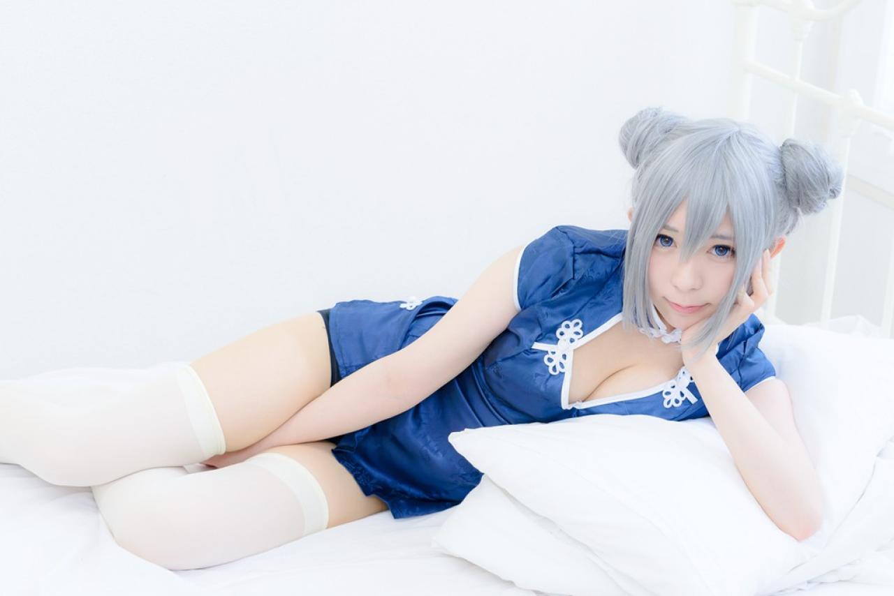 まゆふぁむ撑着脸，侧身躺在床上