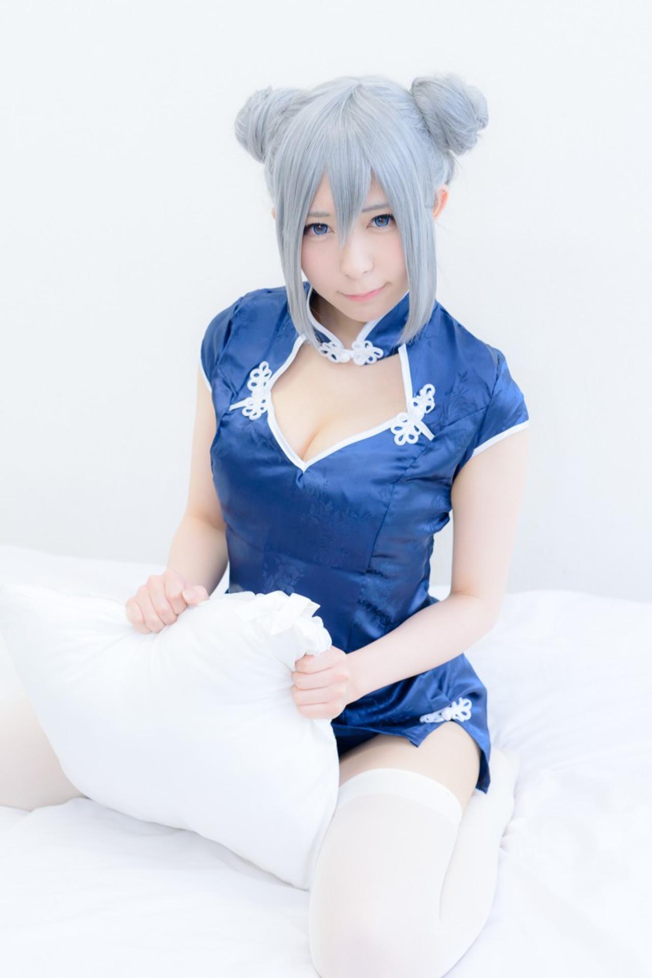 まゆふぁむ骑在枕头上