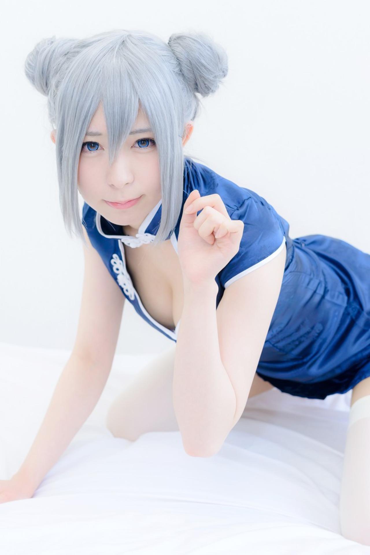 まゆふぁむ扒在床上，左手作猫爪卖萌