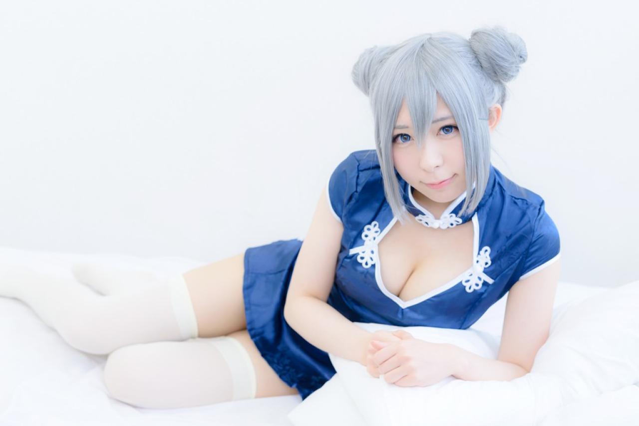 まゆふぁむ侧身躺在枕头上