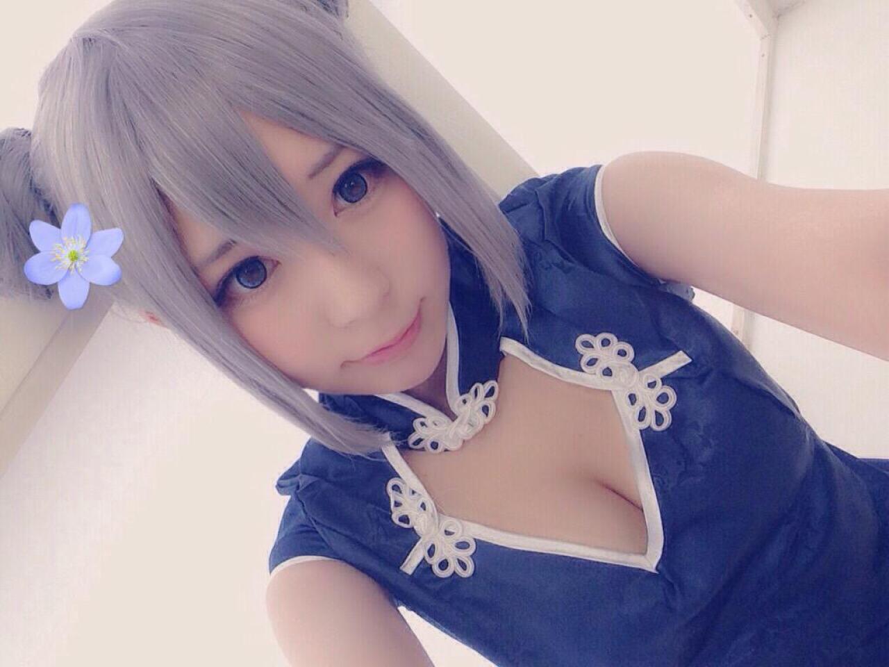 まゆふぁむ穿着旗袍戴着花饰自拍照