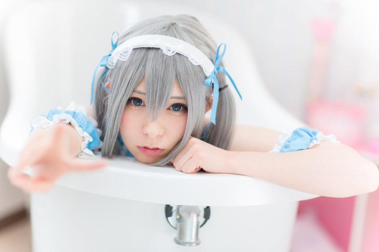 まゆふぁむ扒在浴缸作剪刀手卖萌