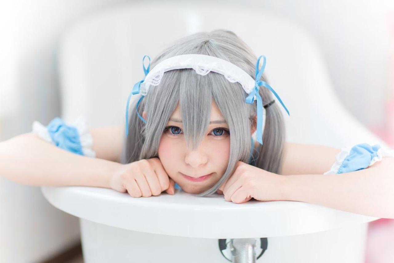 まゆふぁむ双手手臂搭在脸颊两侧，扒在浴缸上