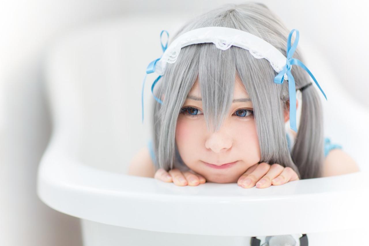 まゆふぁむ手指贴着脸颊，扒在浴缸边缘，目视右侧