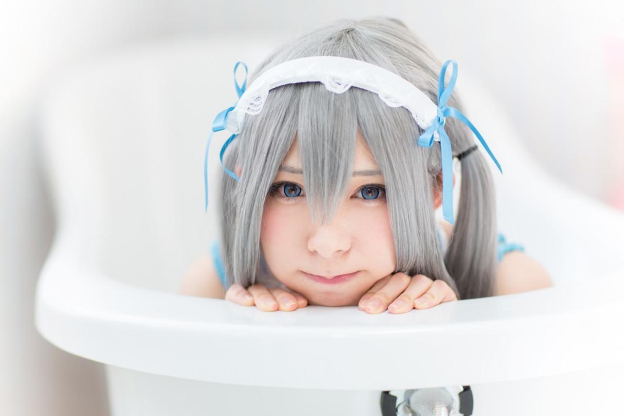 まゆふぁむ手指贴着脸颊，扒在浴缸边缘，目视镜头