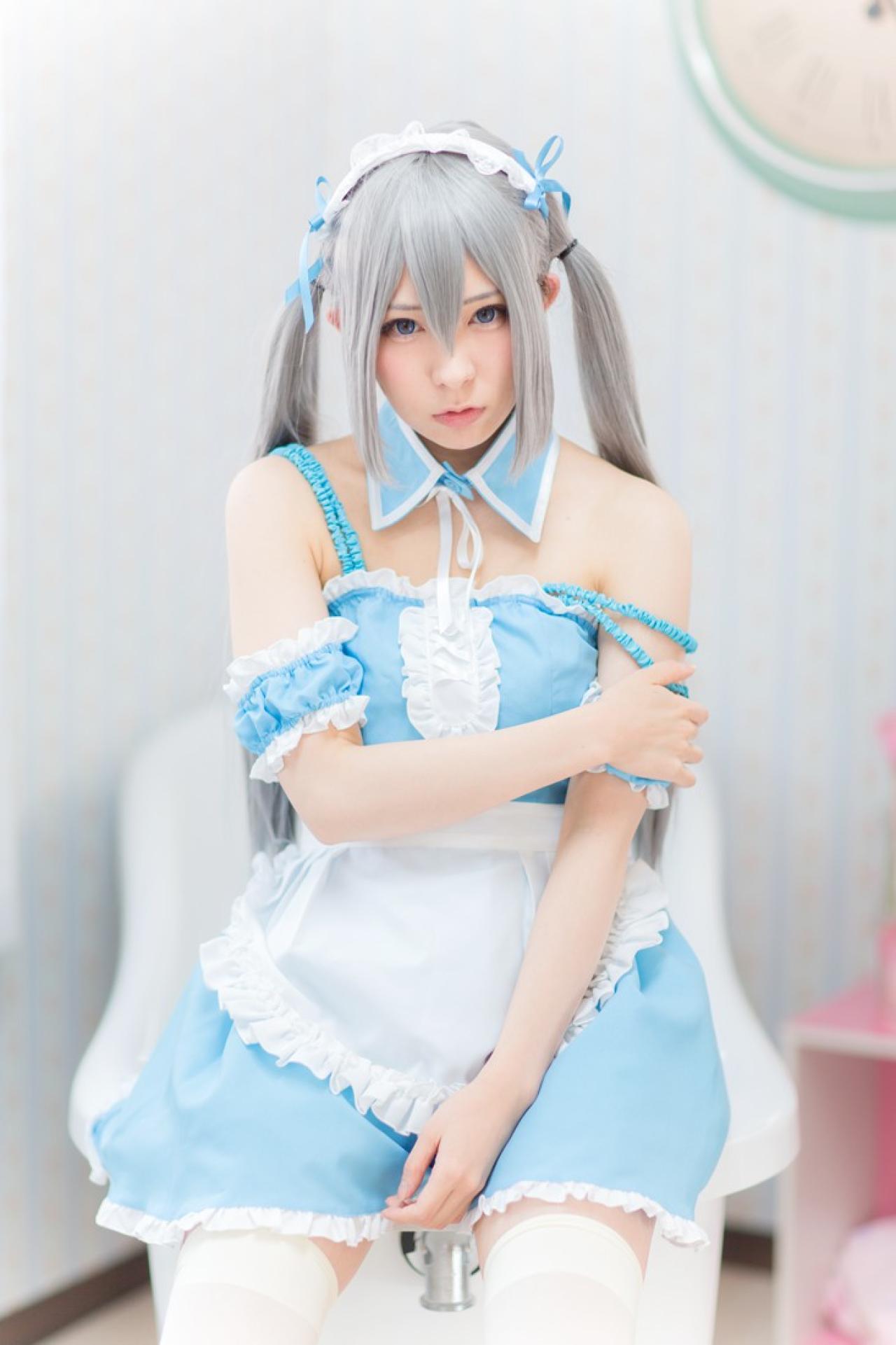 まゆふぁむ坐在浴缸边缘，右手抱着左臂，正面