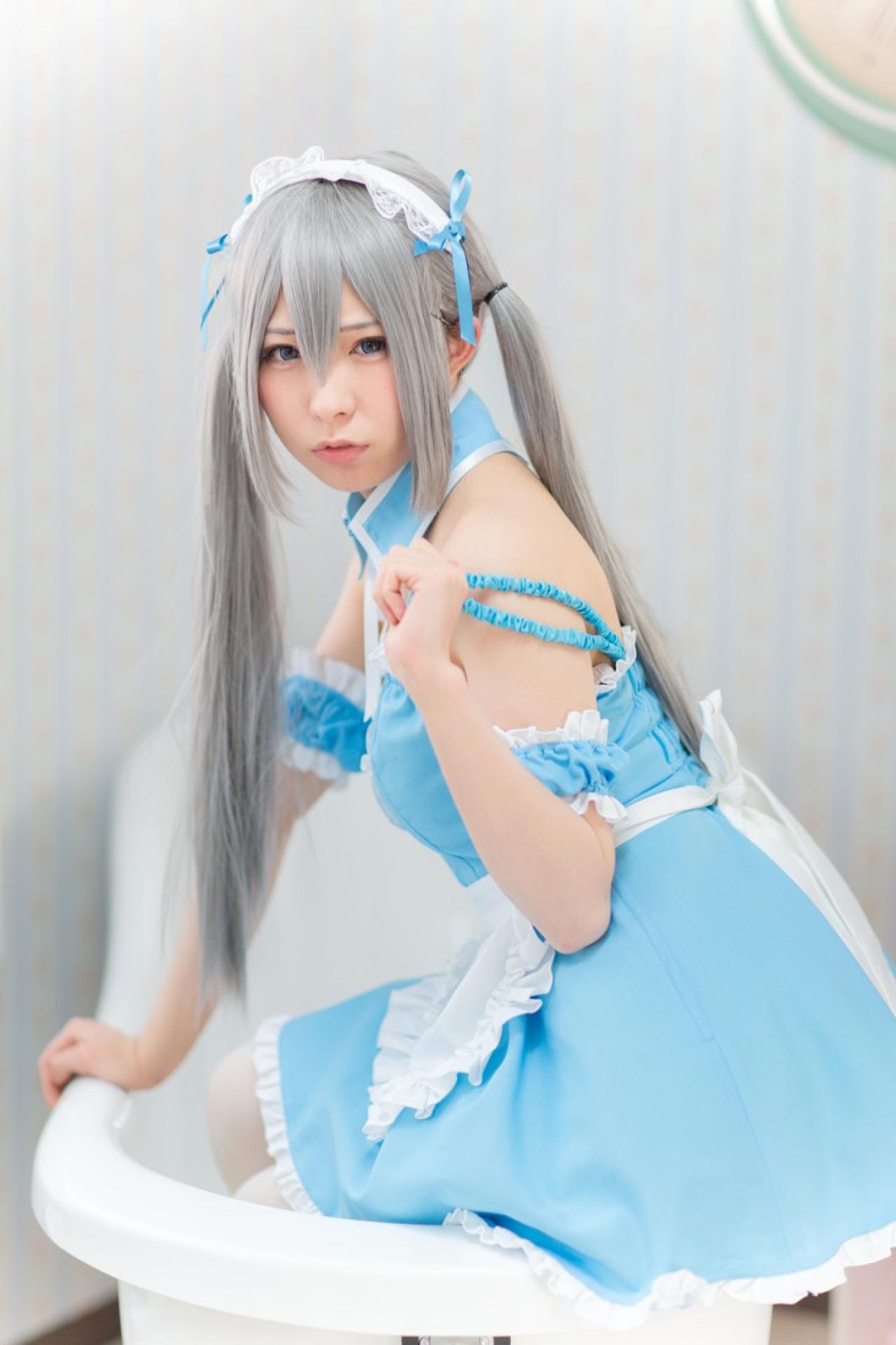 まゆふぁむ坐在浴缸边缘，右手撑着浴缸，左手拉起肩带，侧面