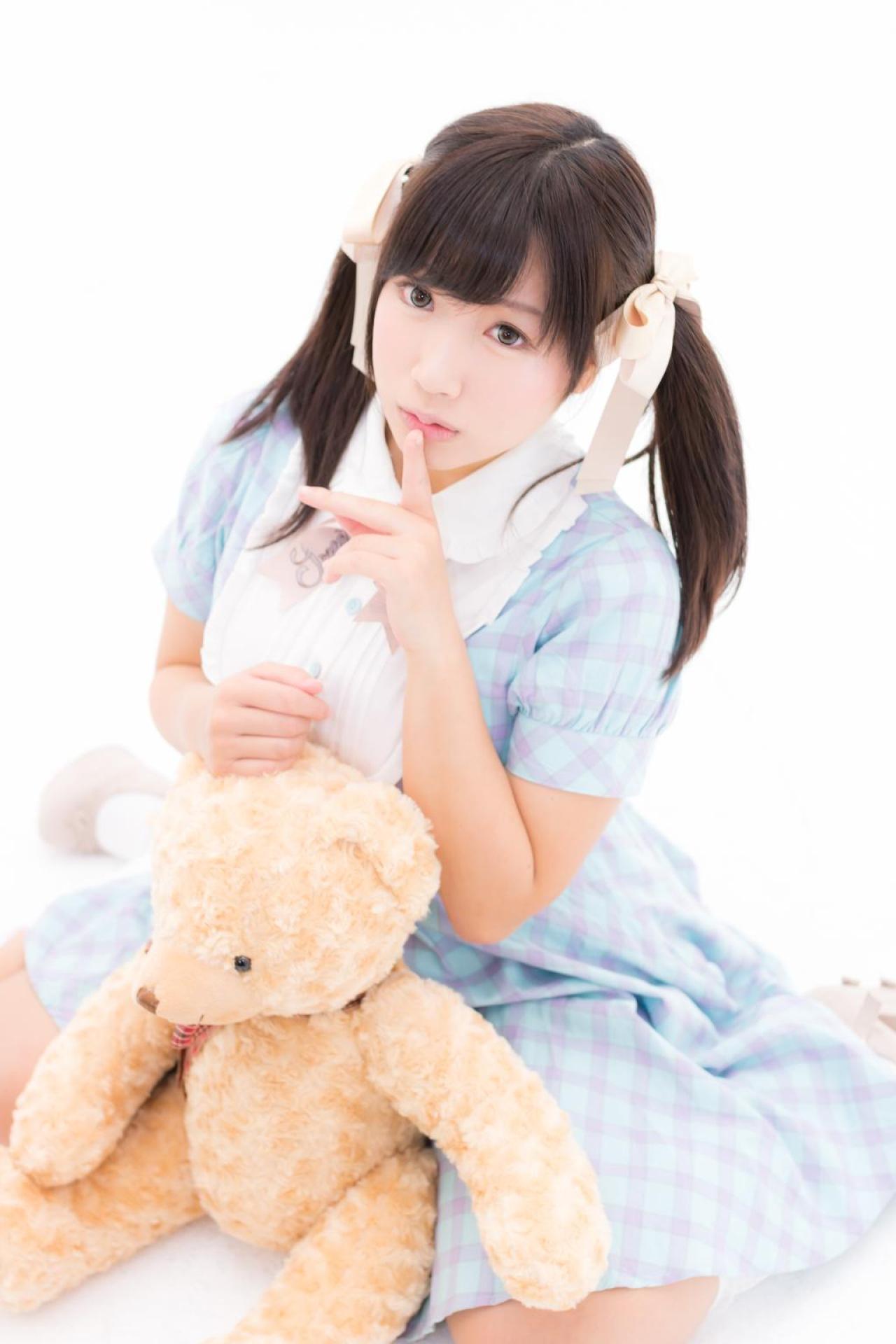 ゆとり摆着小熊作嘘手势卖萌 跪姿 摄影师みちゅる作品