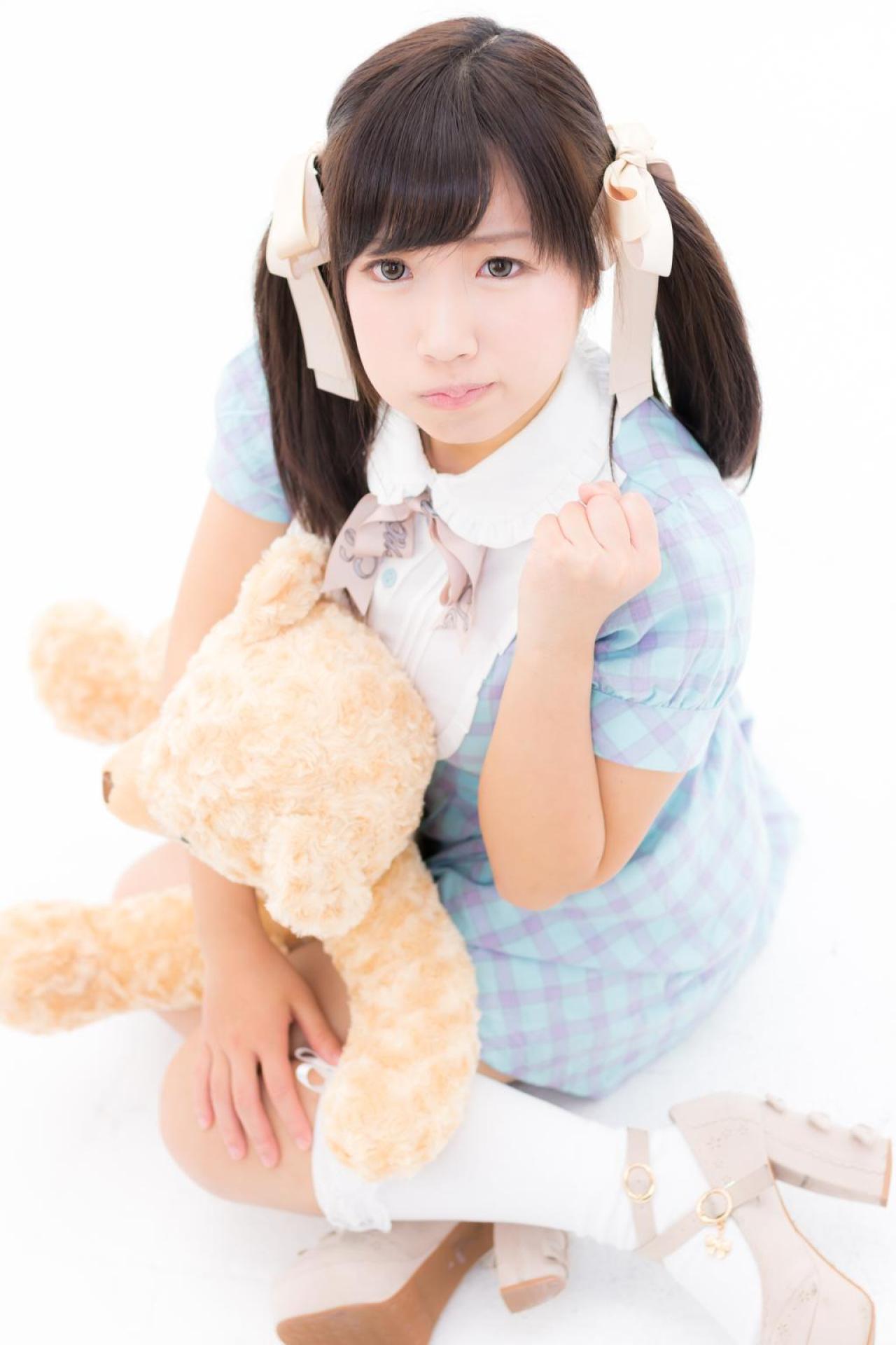 ゆとり右手抱着小熊，左手半握拳，嘟嘴卖萌 跪姿