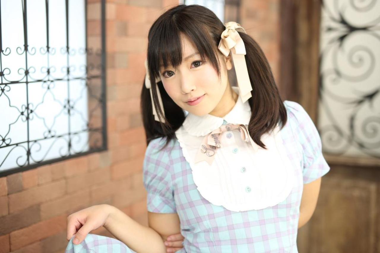 ゆとり站在墙旁拎起裙角 横幅