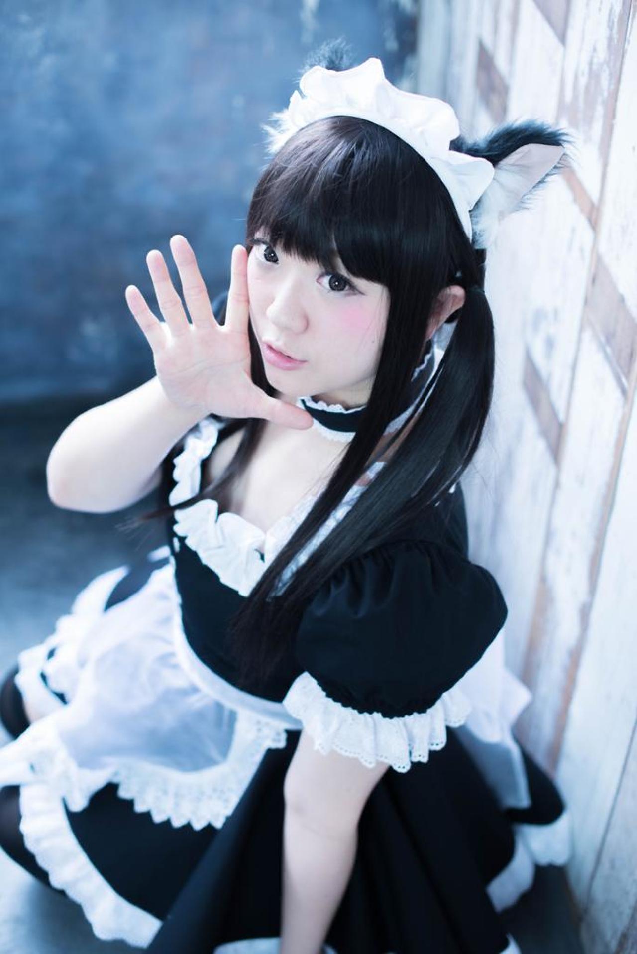 やんころ侧身蹲在墙旁，右手五指张开放在脸颊一侧