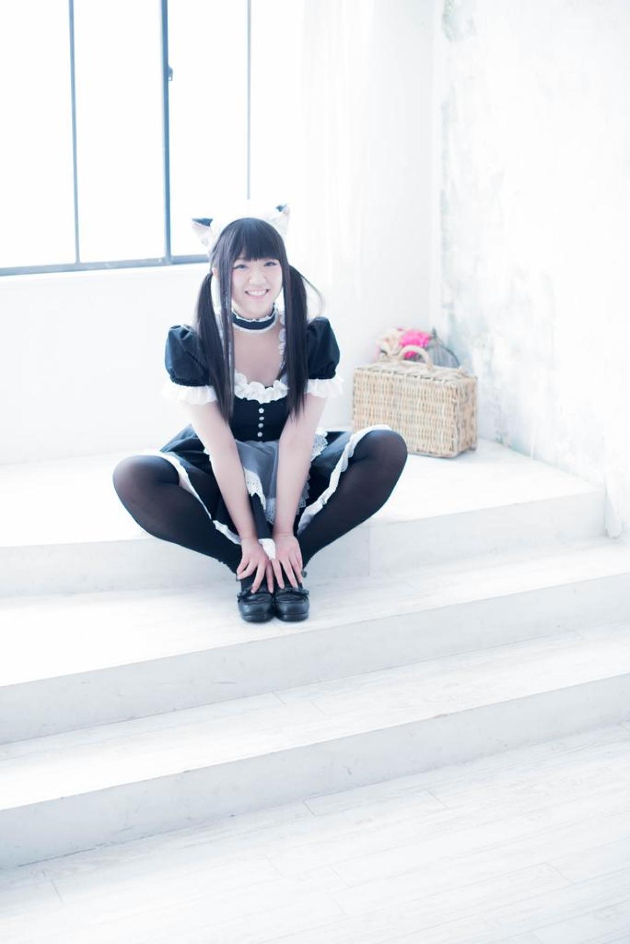 やんころ坐在窗台下的台阶上，双手搭在脚踝上