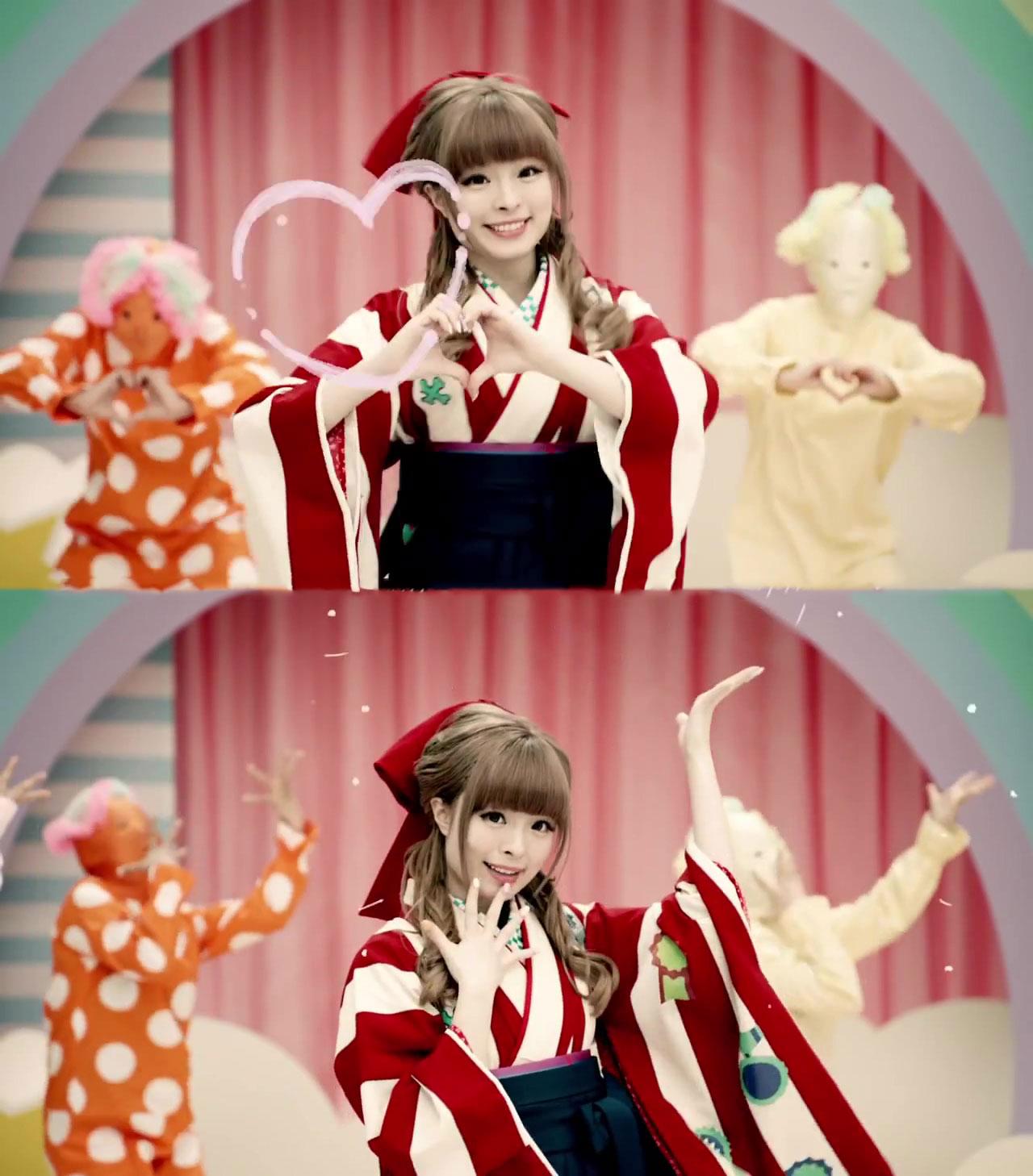 竹村桐子作心形手势卖萌