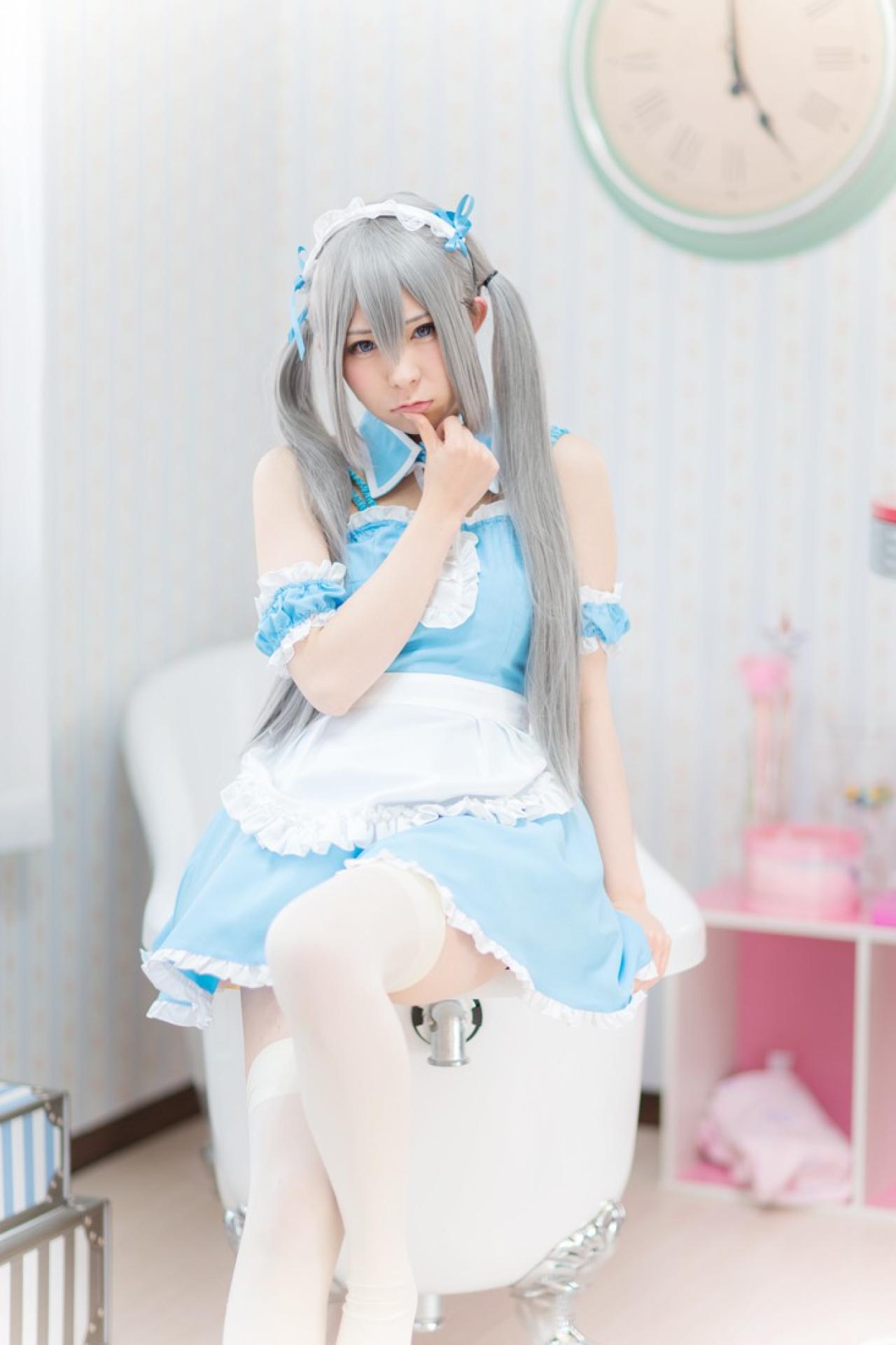 まゆふぁむ坐在浴缸上，右手大拇指抵着唇角