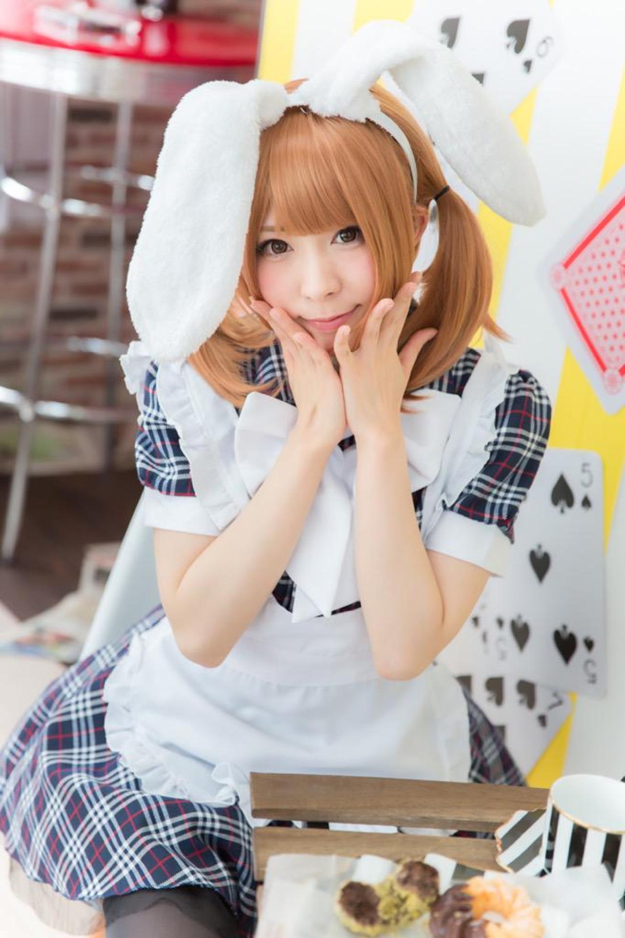 まゆふぁむ双手捧脸，坐在餐桌旁