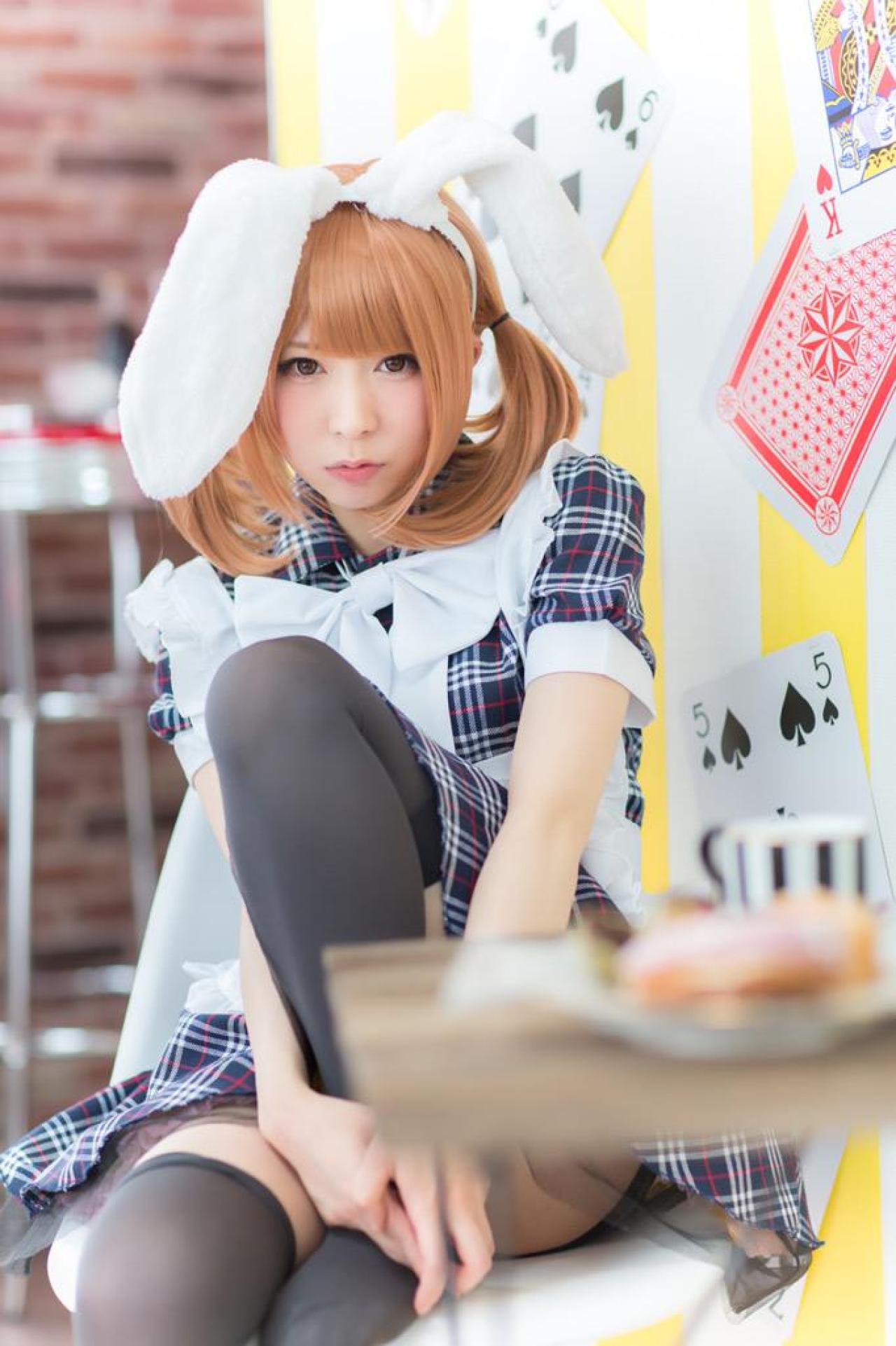 まゆふぁむ坐在椅子上，抬起左腿，双手抱着脚踝