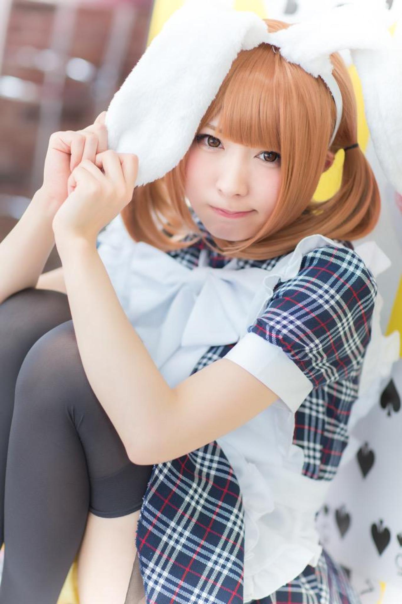 まゆふぁむ怀抱双腿，捏着兔耳朵，抿嘴卖萌 3/4侧面