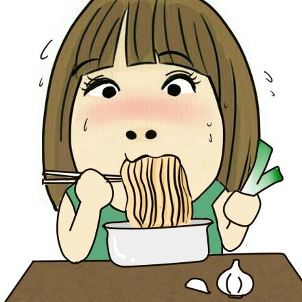 吃面条配大葱大蒜，吃得热火朝天的女汉子头像