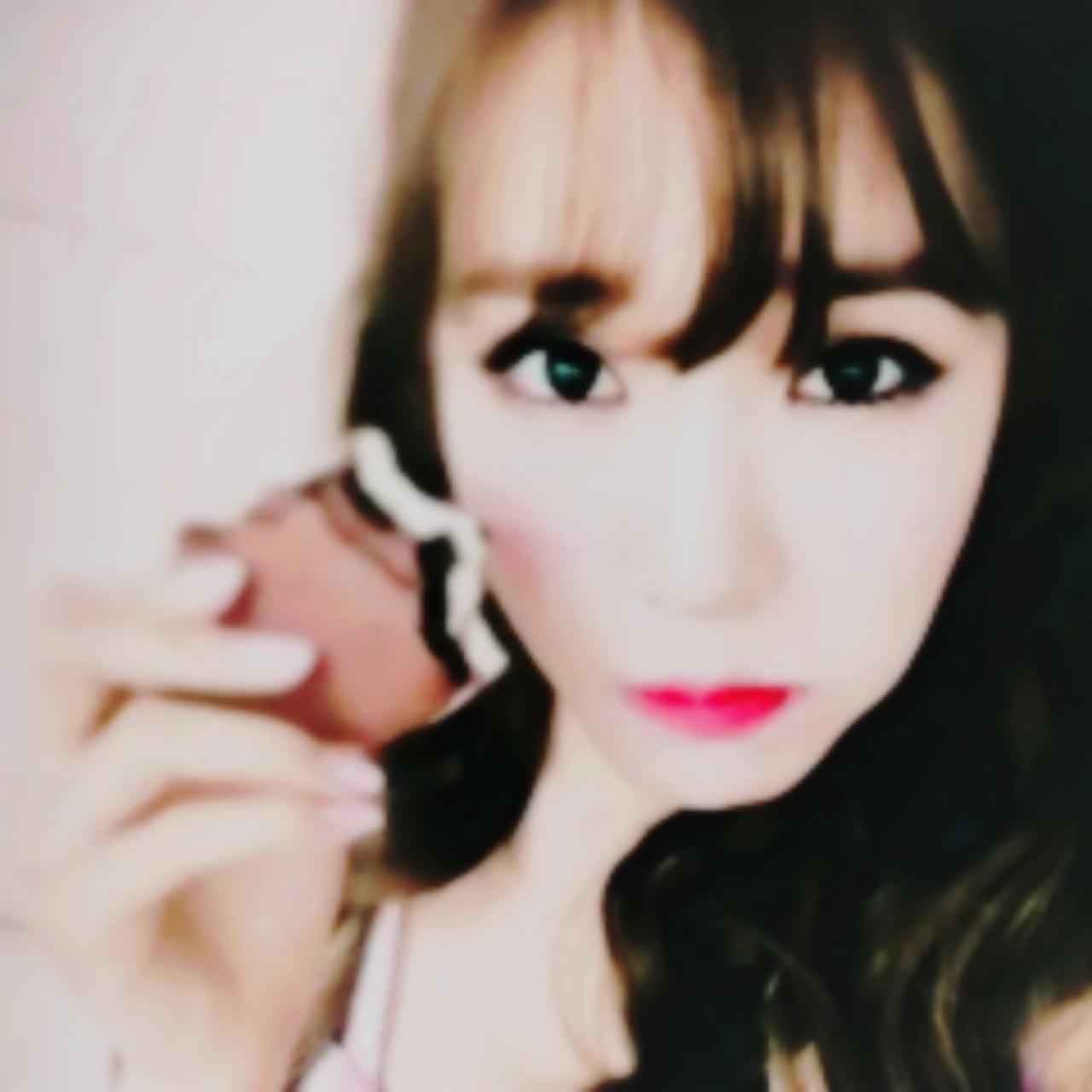 右手拿着提拉米苏的少女时代黄美英头像