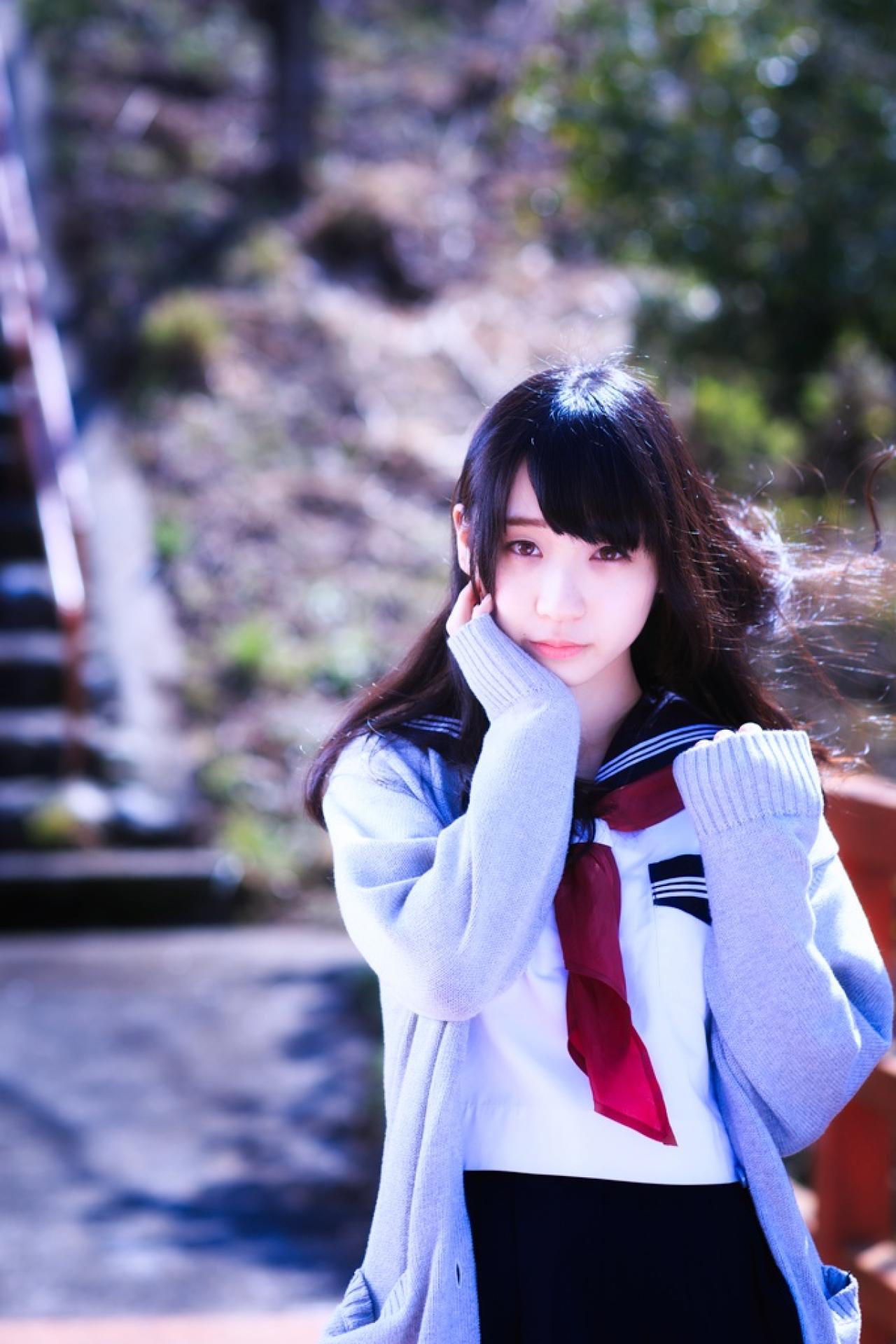 台阶前，伊織轻扶脸庞站在风中