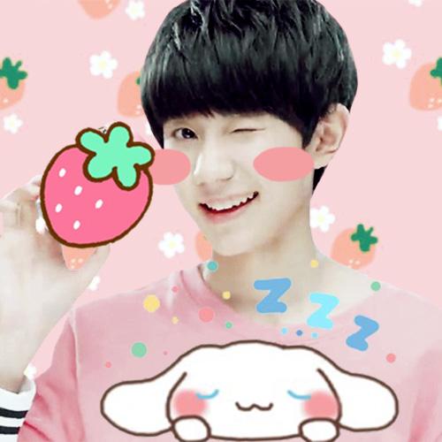 眨眼卖萌的粉色王源头像