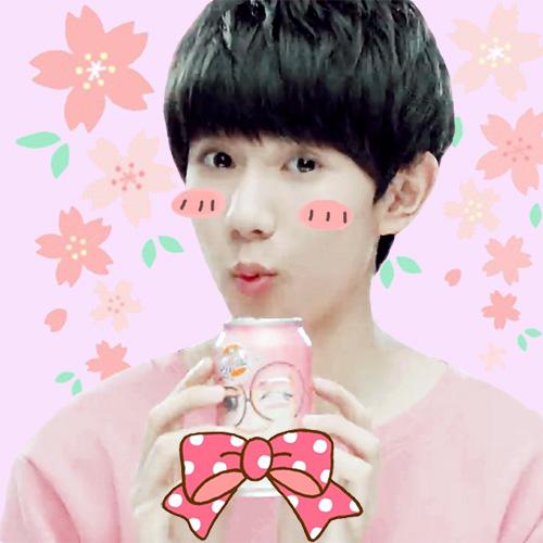 捧着饮料嘟嘴卖萌的王源头像