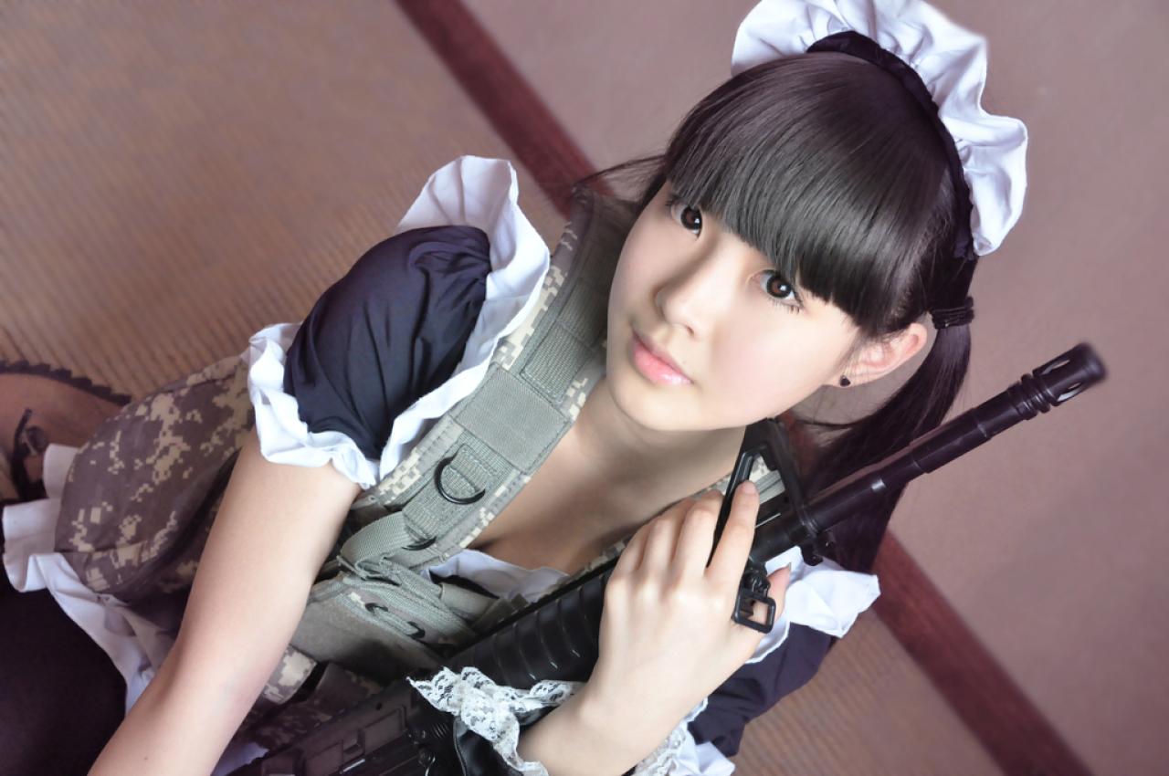 漠抱着“步枪”跪在地板上