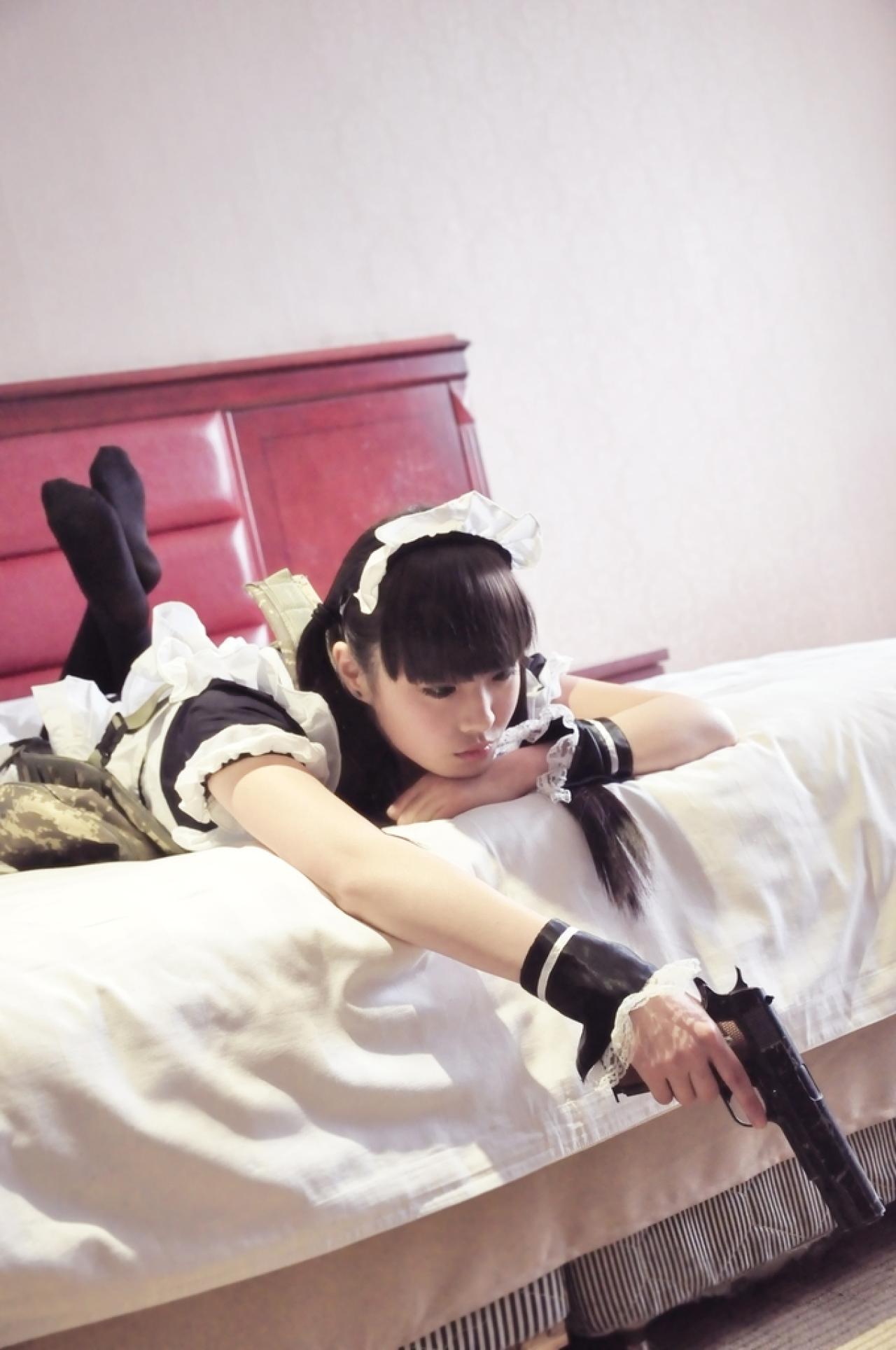 漠扒在床上，持“手枪”对着地面
