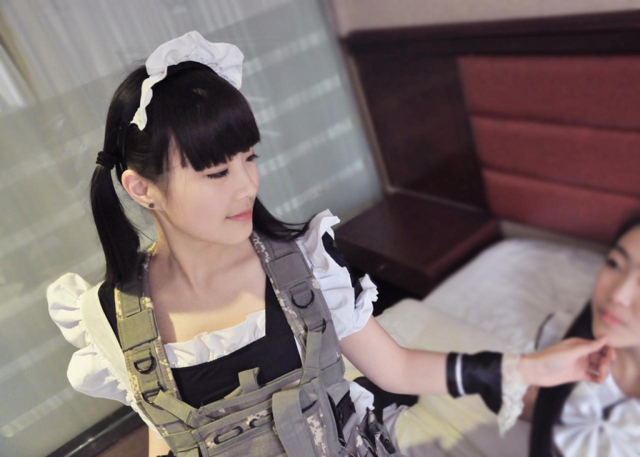 漠站着轻扶坐在床上的夏绾下巴