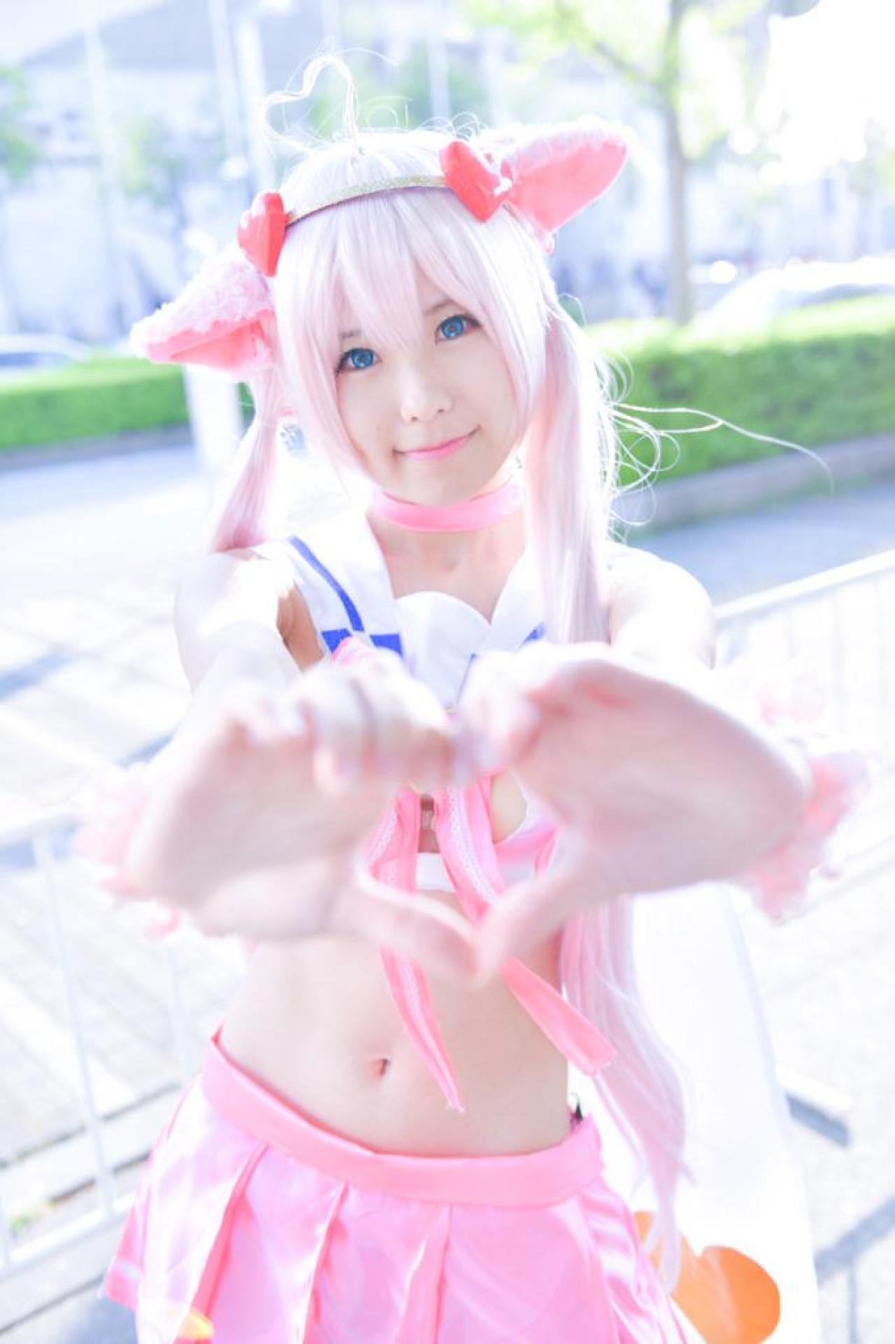 なぎさ扮罗齐亚作心形手势卖萌 站姿