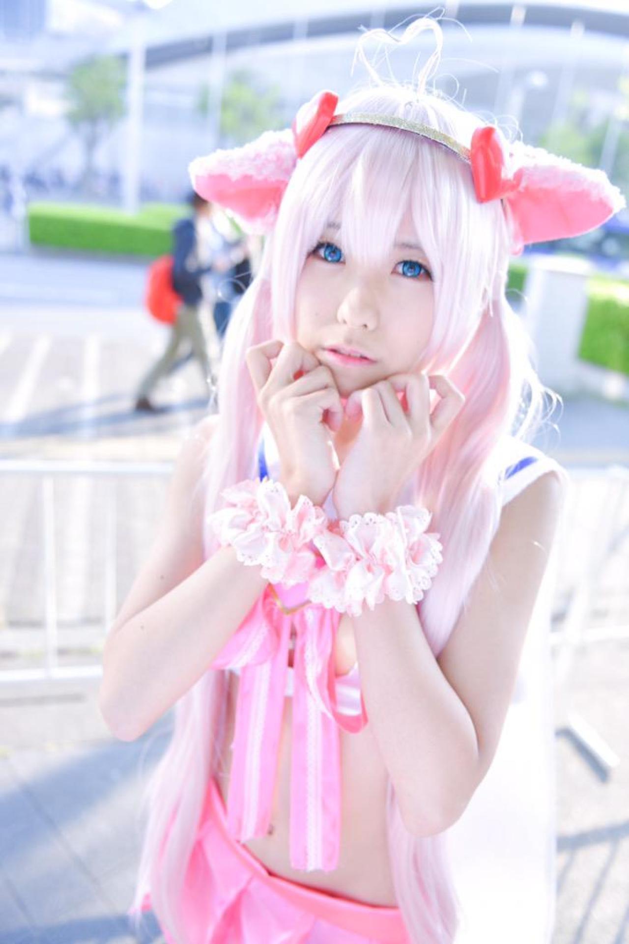 なぎさ扮罗齐亚双手捧脸 站姿