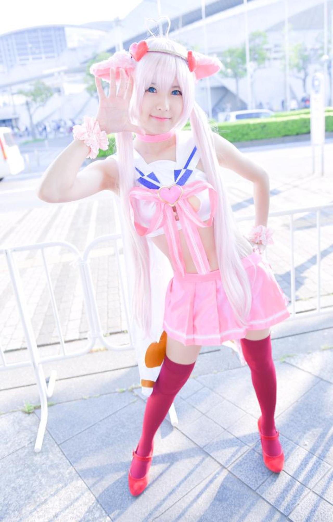 なぎさ扮罗齐亚左手叉腰，右手五指张开放在脸颊一侧 站姿