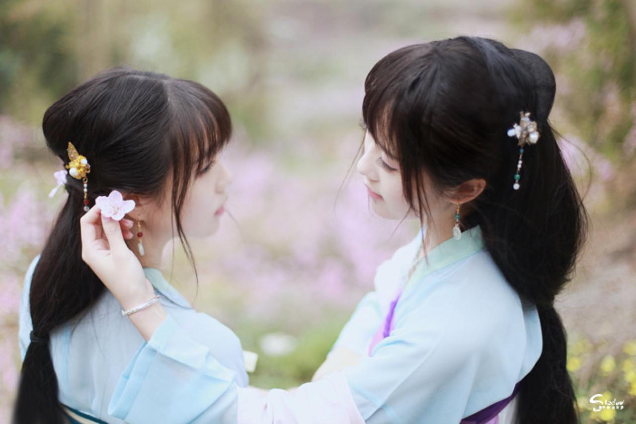 加加代给七七戴上花饰