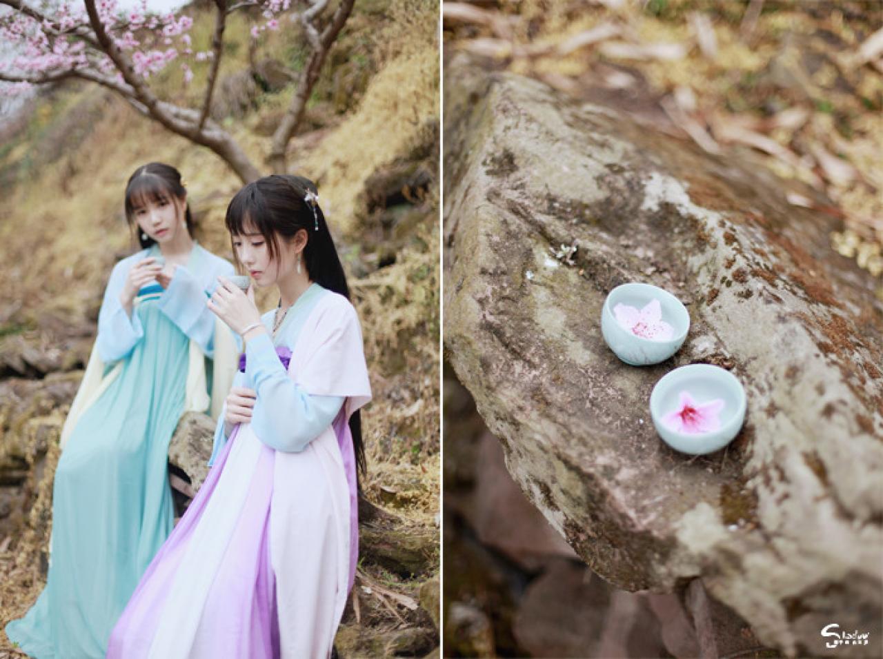 七七和加加代坐在石级上端着杯子