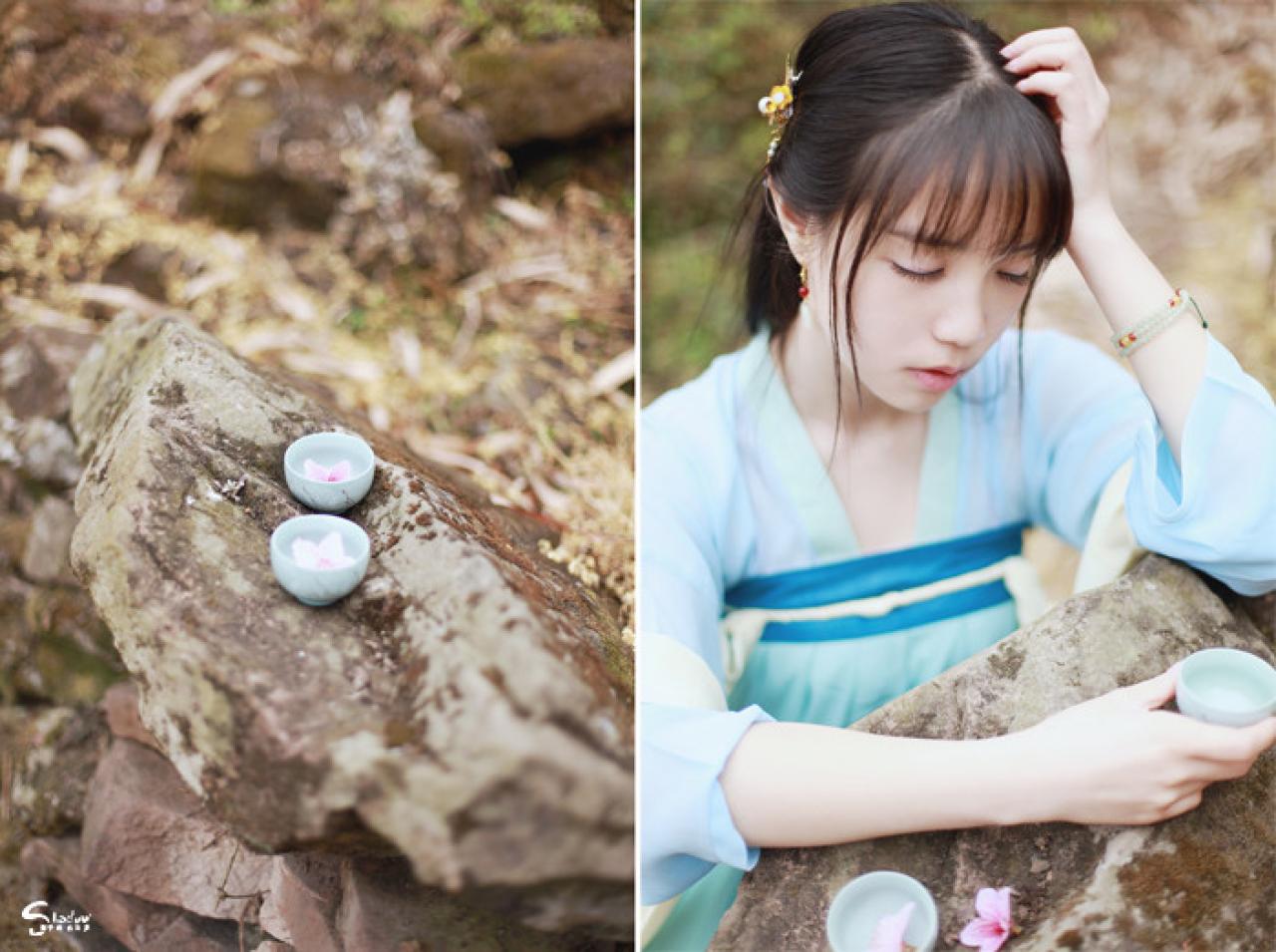 七七扒在石级，端着杯子，伏案闭目沉思