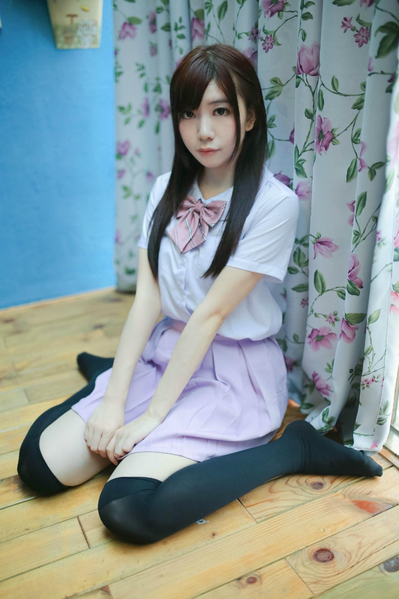 早喵王筱月双手捏着裙摆，跪坐在窗帘旁 3/4侧面