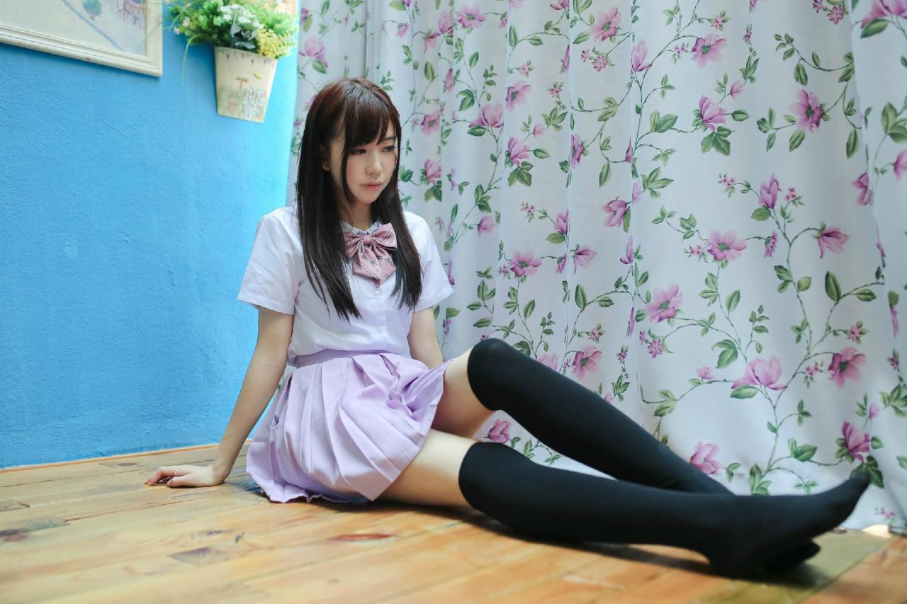 早喵王筱月双手撑在地面，坐在窗帘旁 3/4侧面