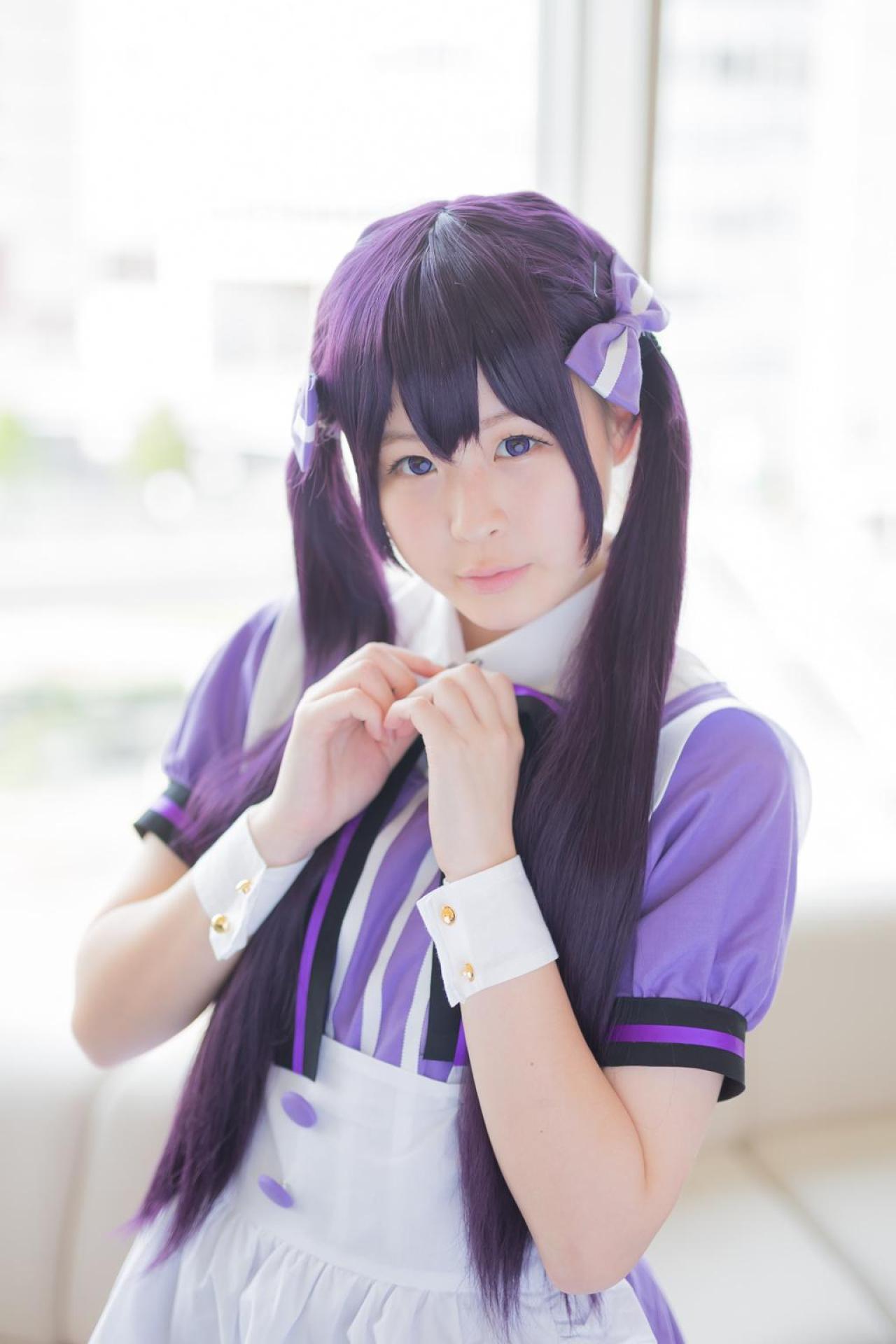 南ふうたそ扮天天座理世站在窗前，双手放在领口处