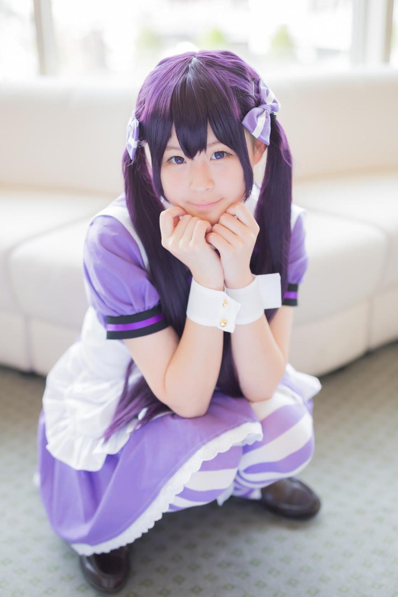 南ふうたそ扮天天座理世双手捧脸蹲在沙发前