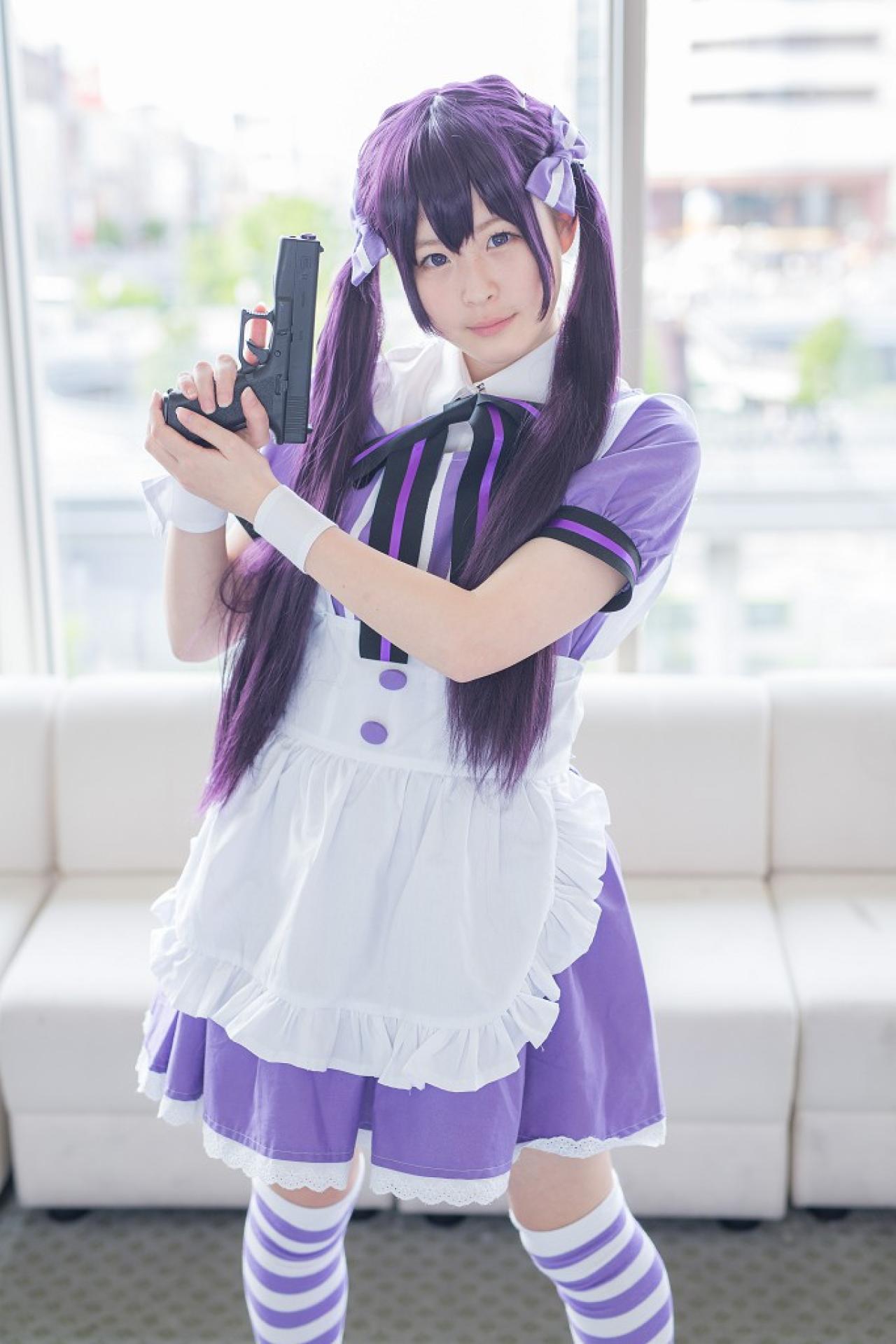 南ふうたそ扮天天座理世右手持枪，枪口朝天，左手扶着枪托，站在窗前