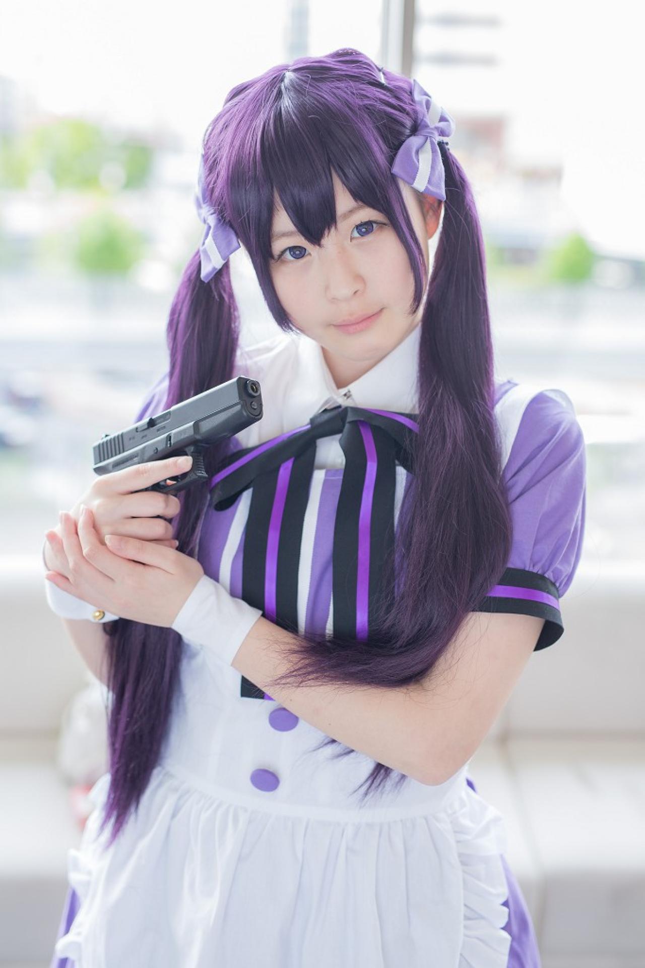 南ふうたそ扮天天座理世右手持枪，枪口朝左，左手扶着枪托，站在窗前