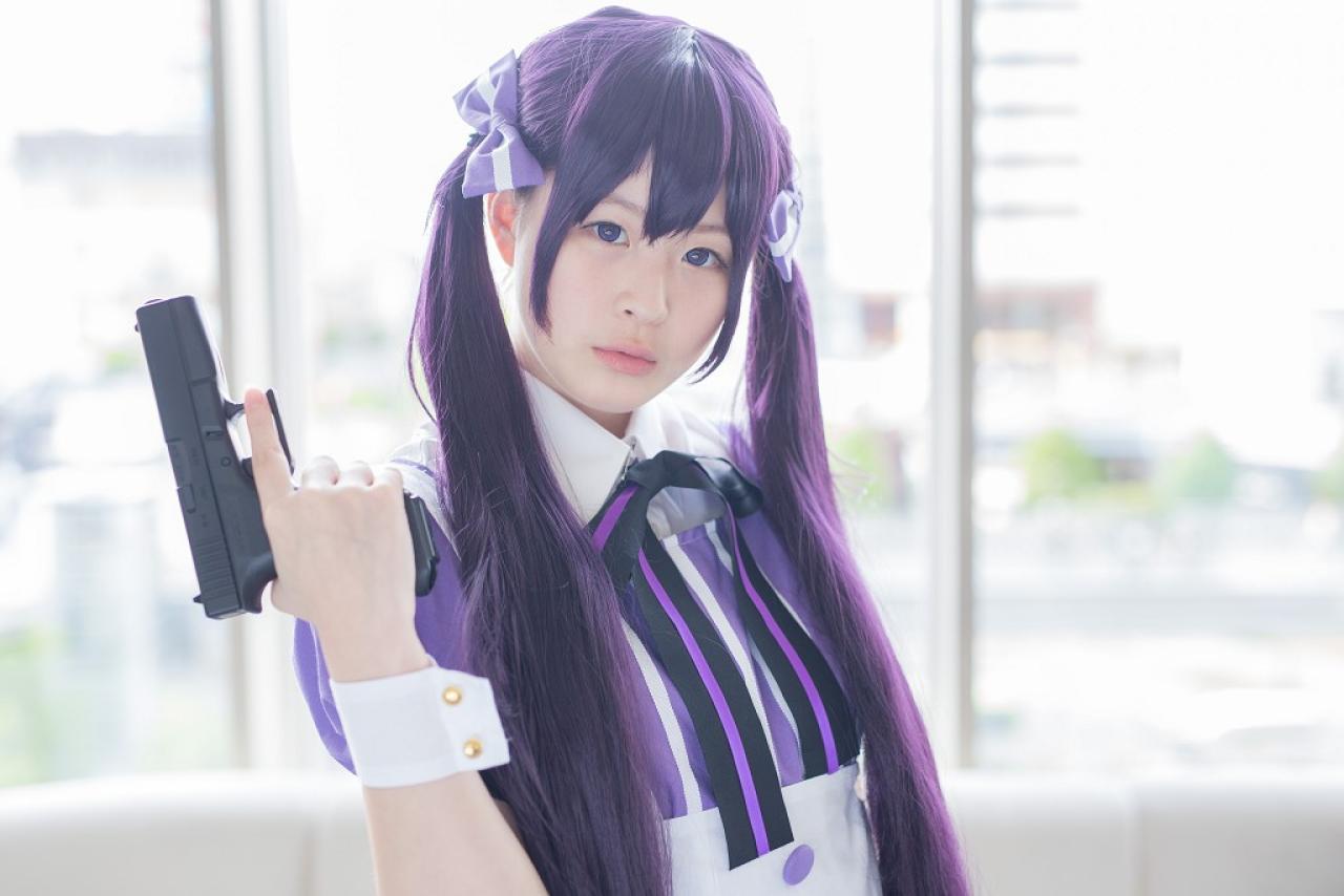 南ふうたそ扮天天座理世右手持枪站在窗前 上半身照