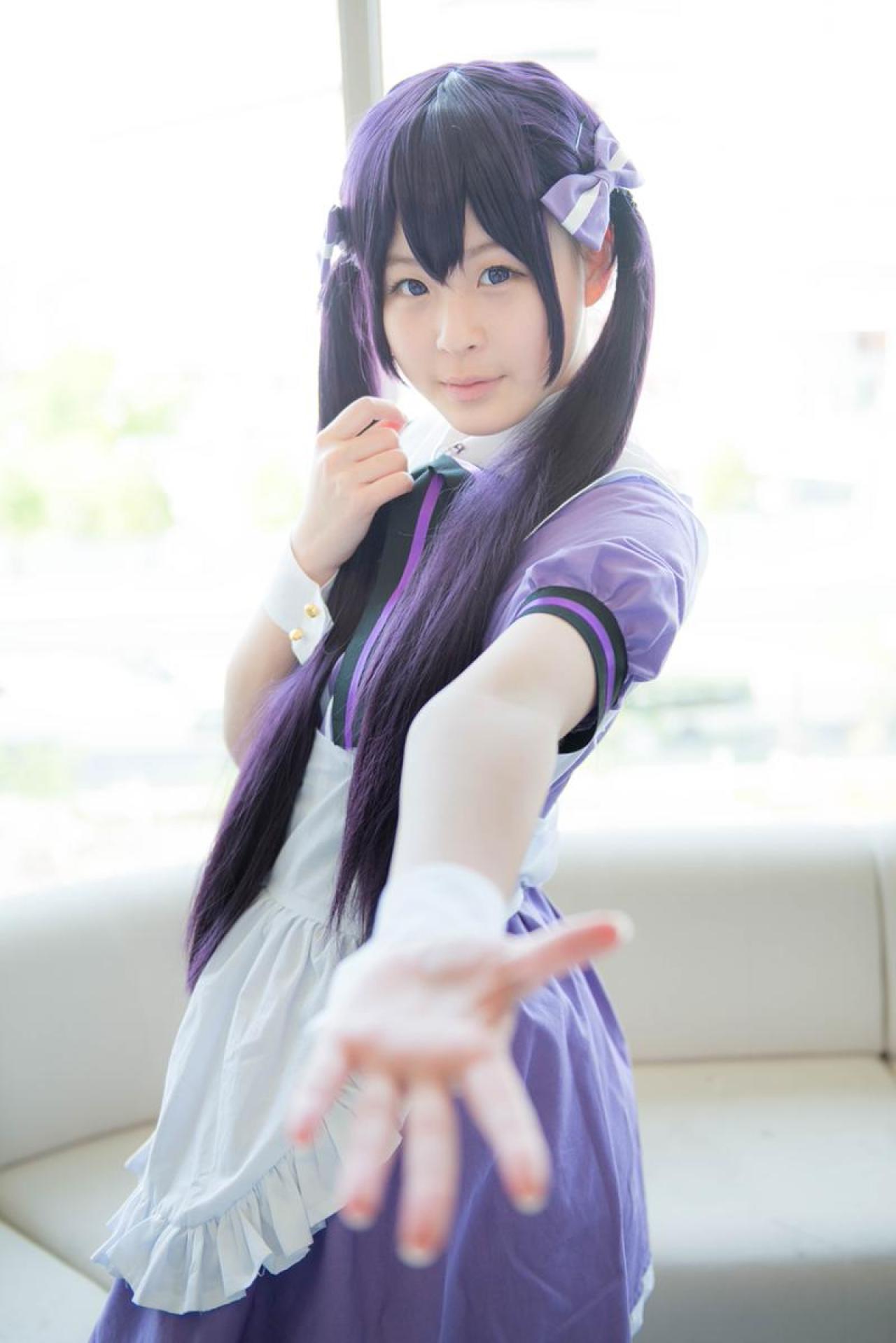 南ふうたそ扮天天座理世站在窗前，伸出左臂 3/4侧面