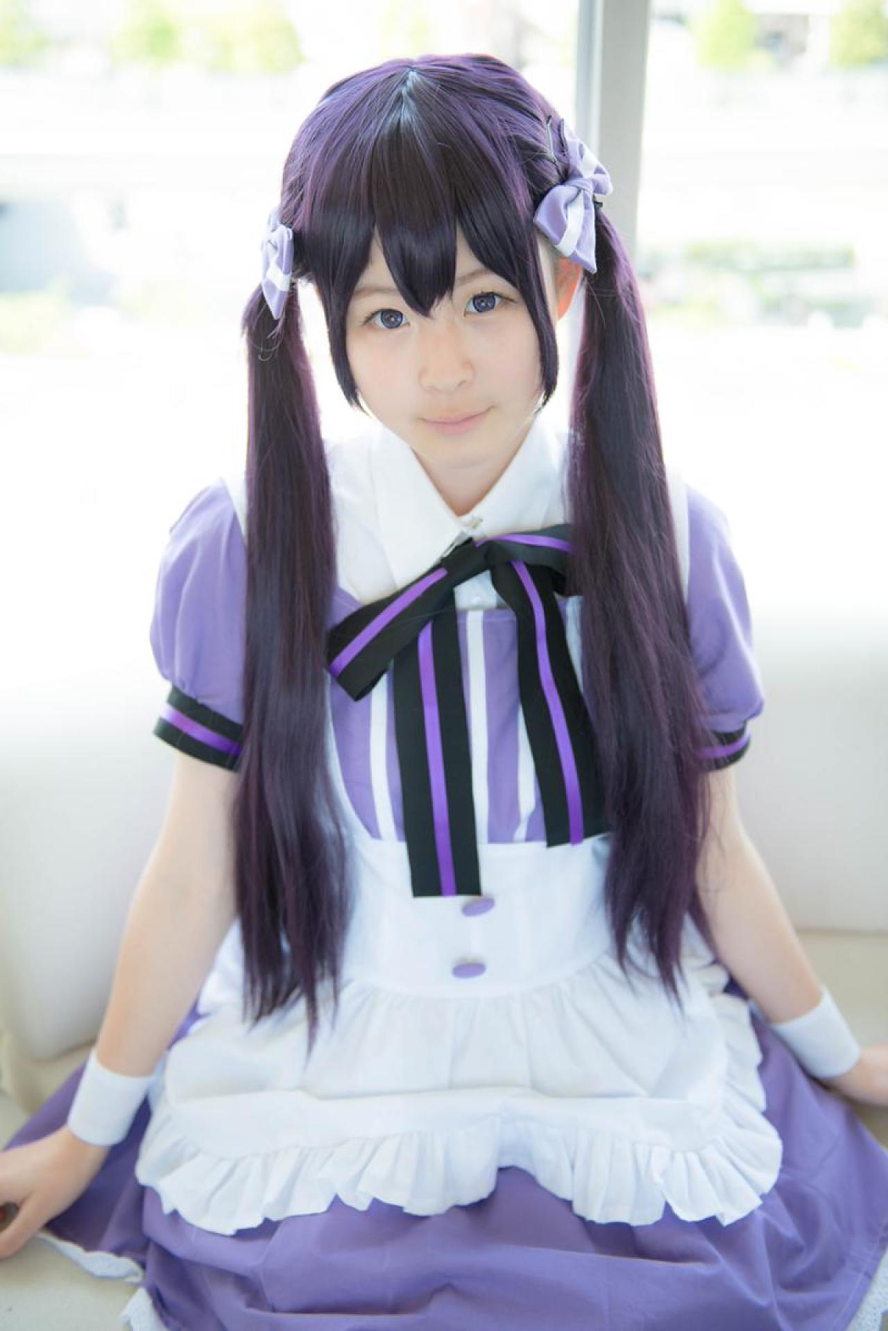 南ふうたそ扮天天座理世坐在沙发上，双手放在裙摆边