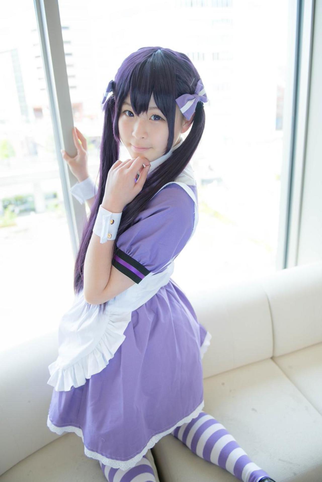 南ふうたそ扮天天座理世跪在沙发，右手扶着窗棱，左手贴着下巴，回眸