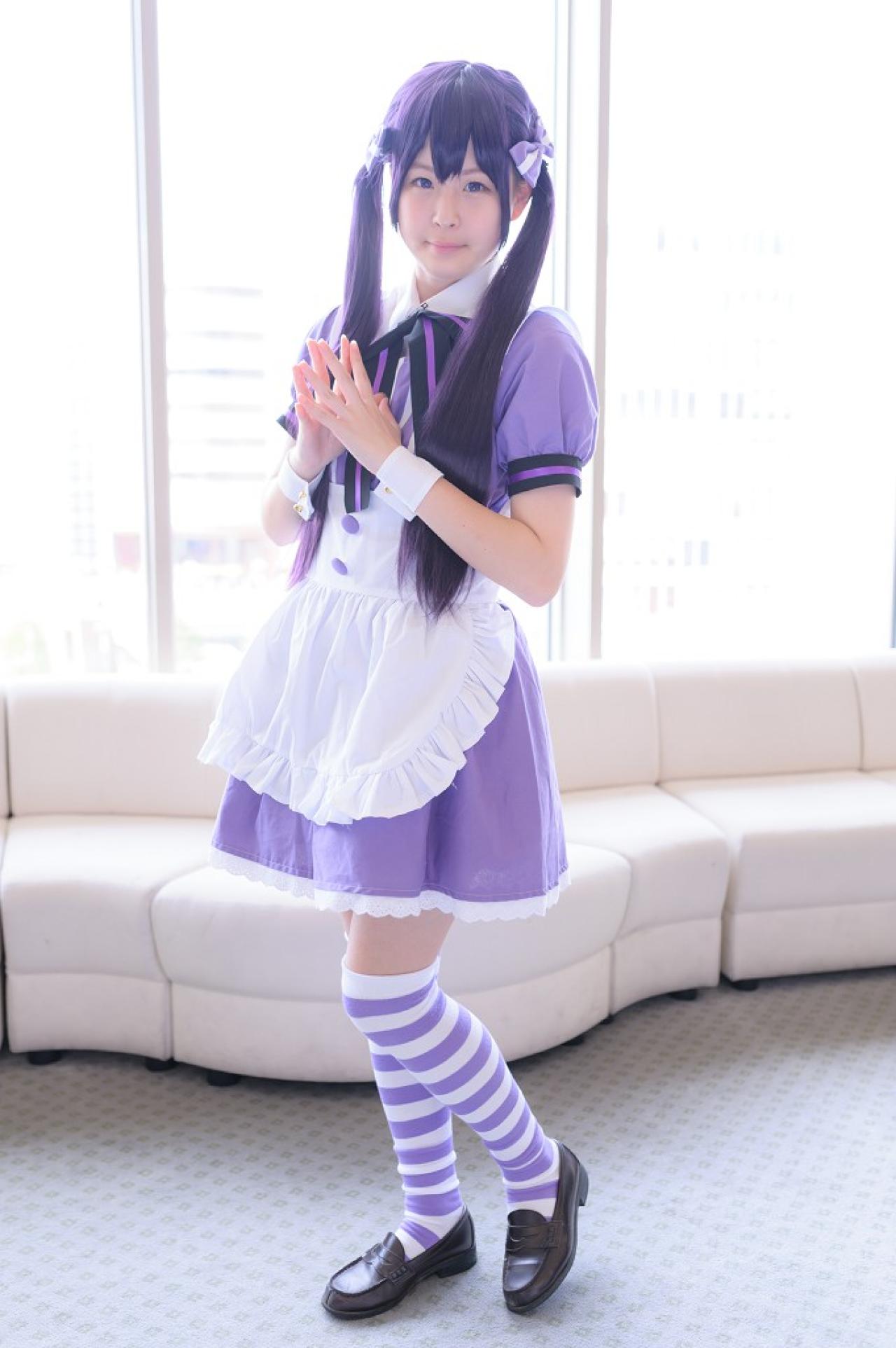 南ふうたそ扮天天座理世双手五指相贴，站在窗前的沙发旁