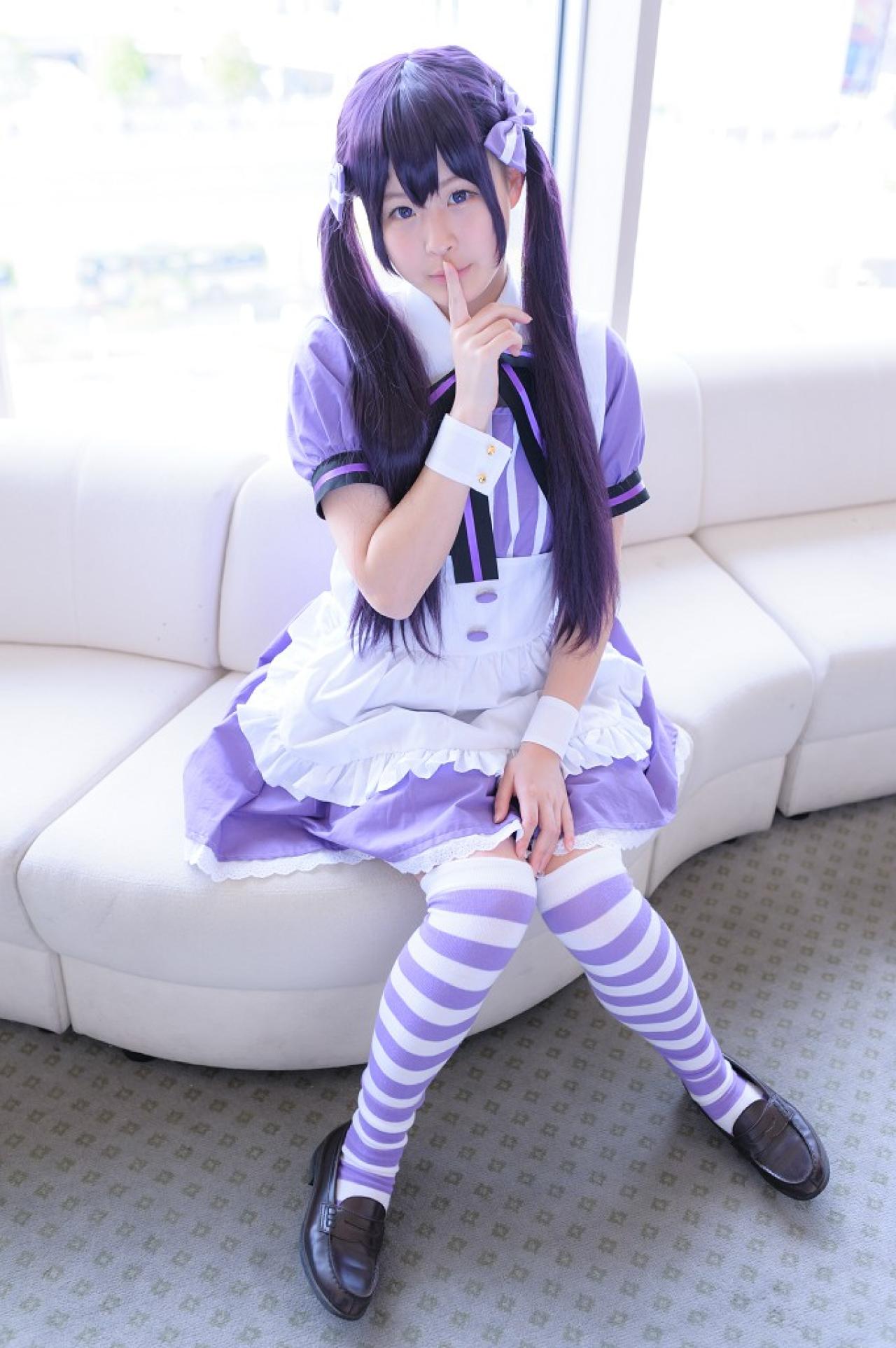 南ふうたそ扮天天座理世坐在沙发，右手作嘘手势卖萌，左手放在裙摆上