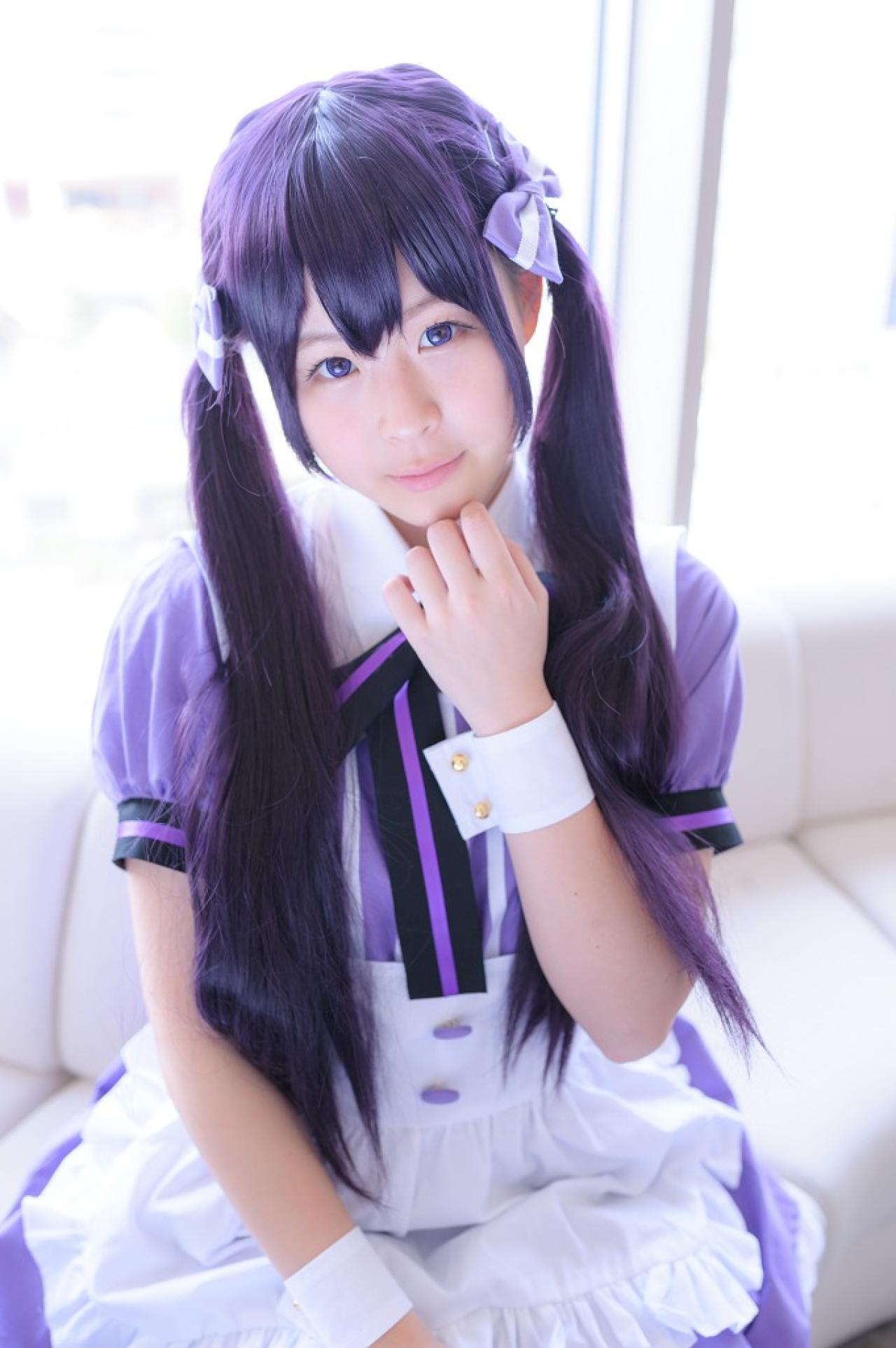 南ふうたそ扮天天座理世坐在沙发，左手轻扶下巴，右手放在裙摆上