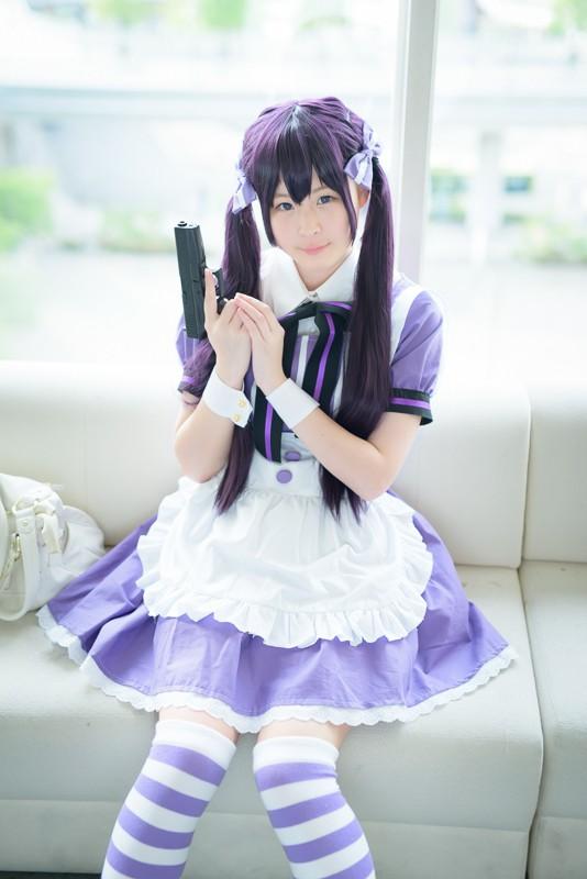 南ふうたそ扮天天座理世坐在沙发上，右手持枪，枪口朝天，左手搭在右手上